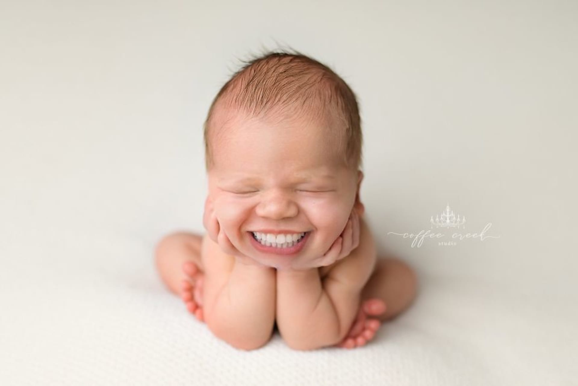 Fotografka pomocí aplikace přidala novorozencům zuby 13