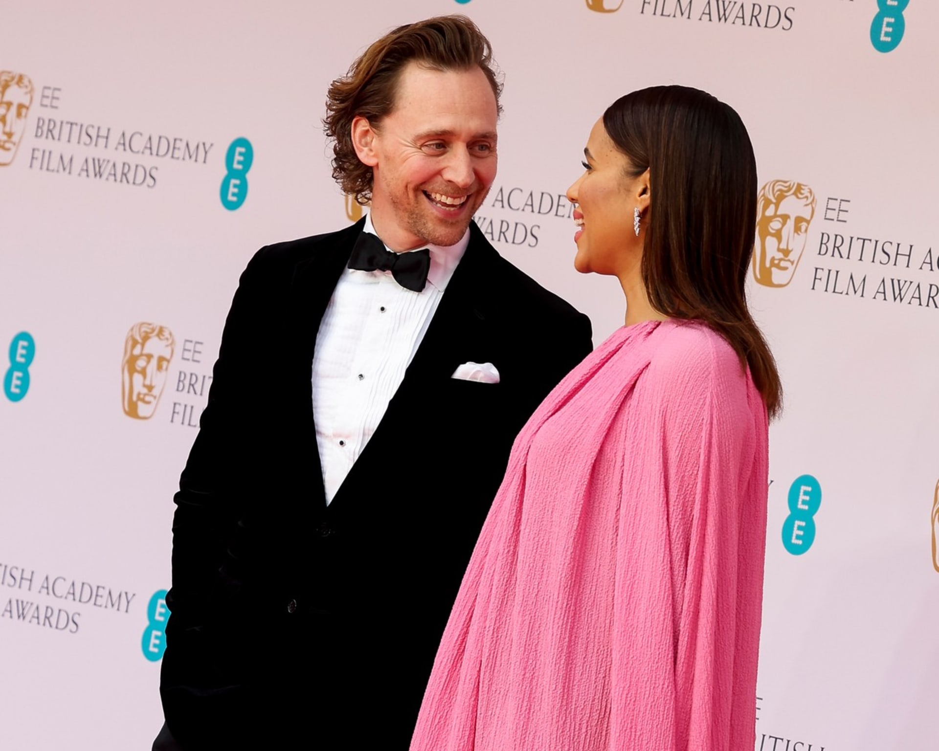 Tom Hiddleston a Zawa Ashton jsou oficiálně zasnoubeni