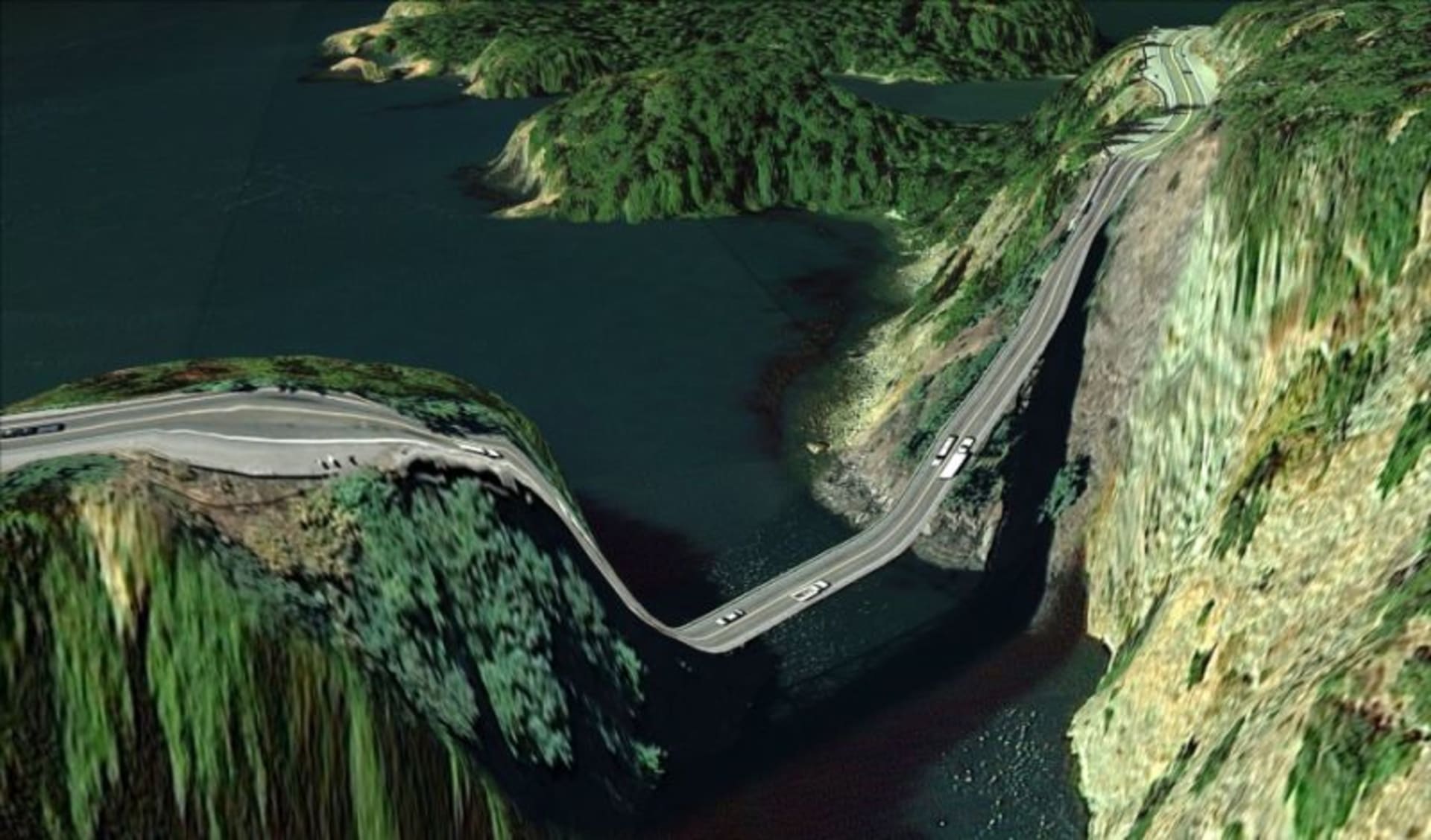 Ve skutečnosti je tenhle most v americké Island County rovný, na obrázku se jedná o chybu z Google Earth. Přesto vás ta propast pod vámi nenechá úplně v klidu!