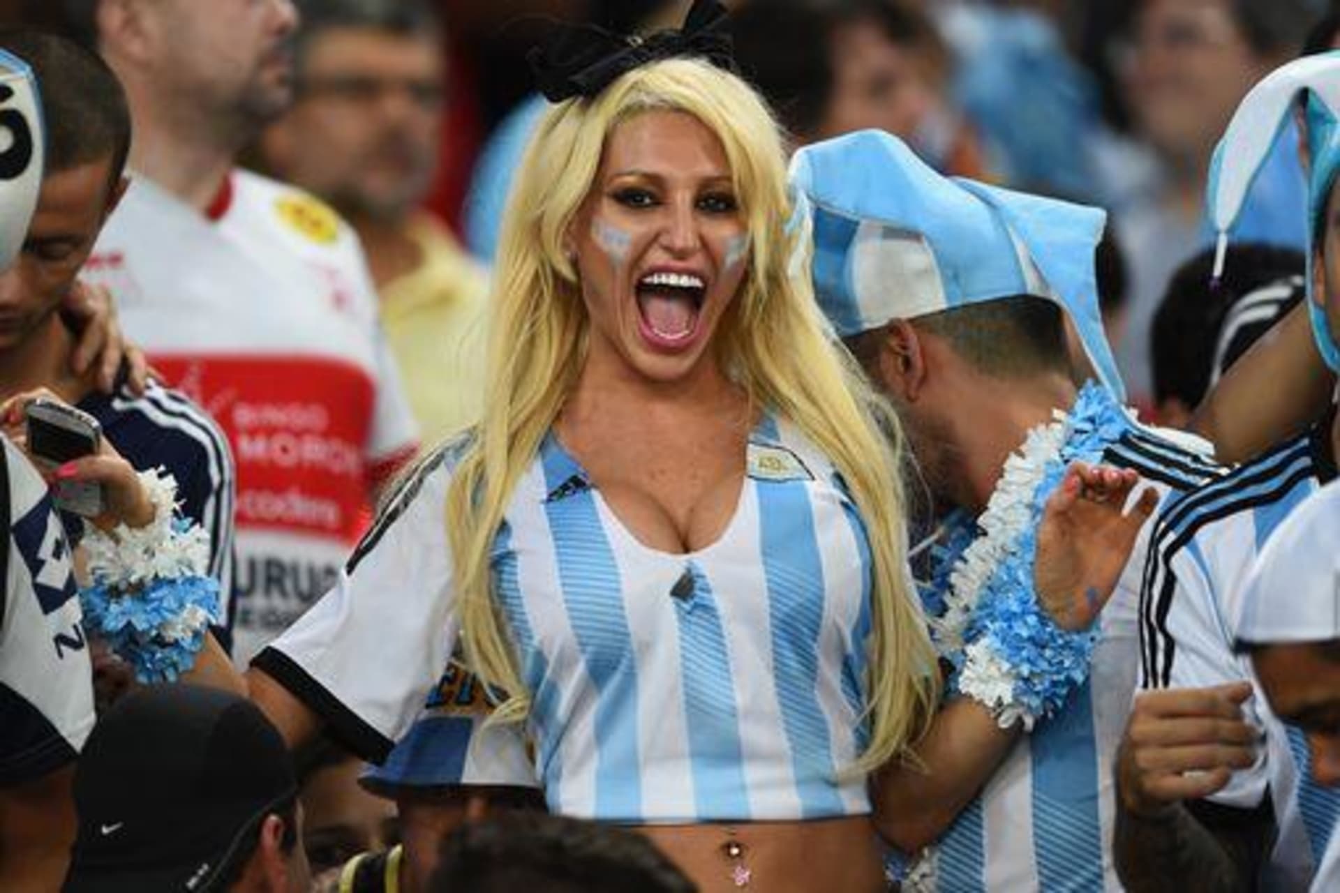 Fanynka Argentiny ukázala po finále prsa 1