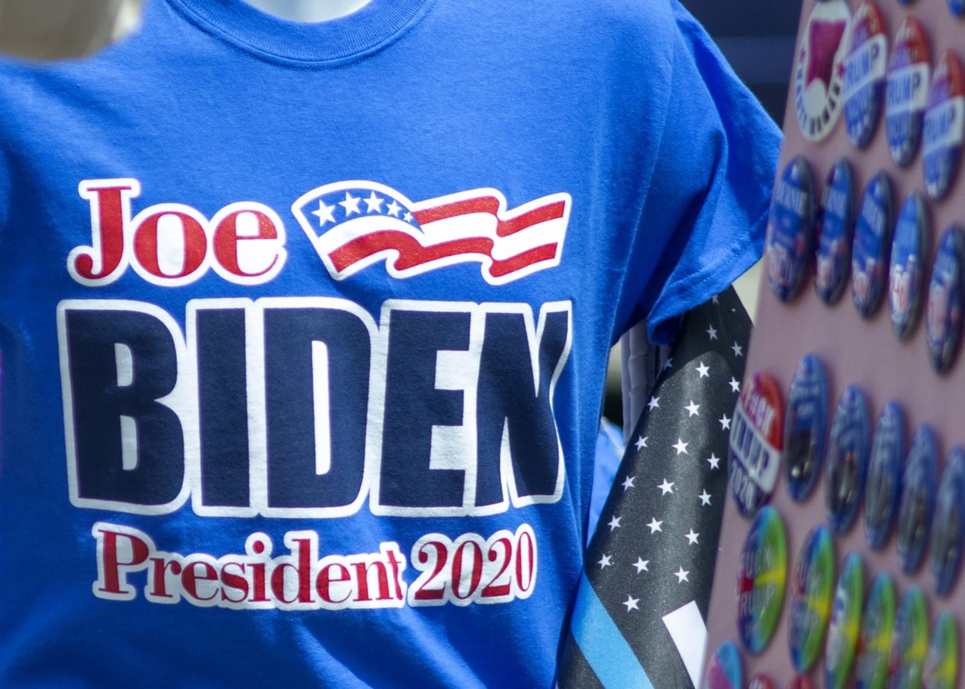 Mezi americkými voliči jsou populární také předměty s Joem Bidenem či jeho viceprezidetnkou Kamalou Harrisovou. Jde o trička nebo hrnečky.
