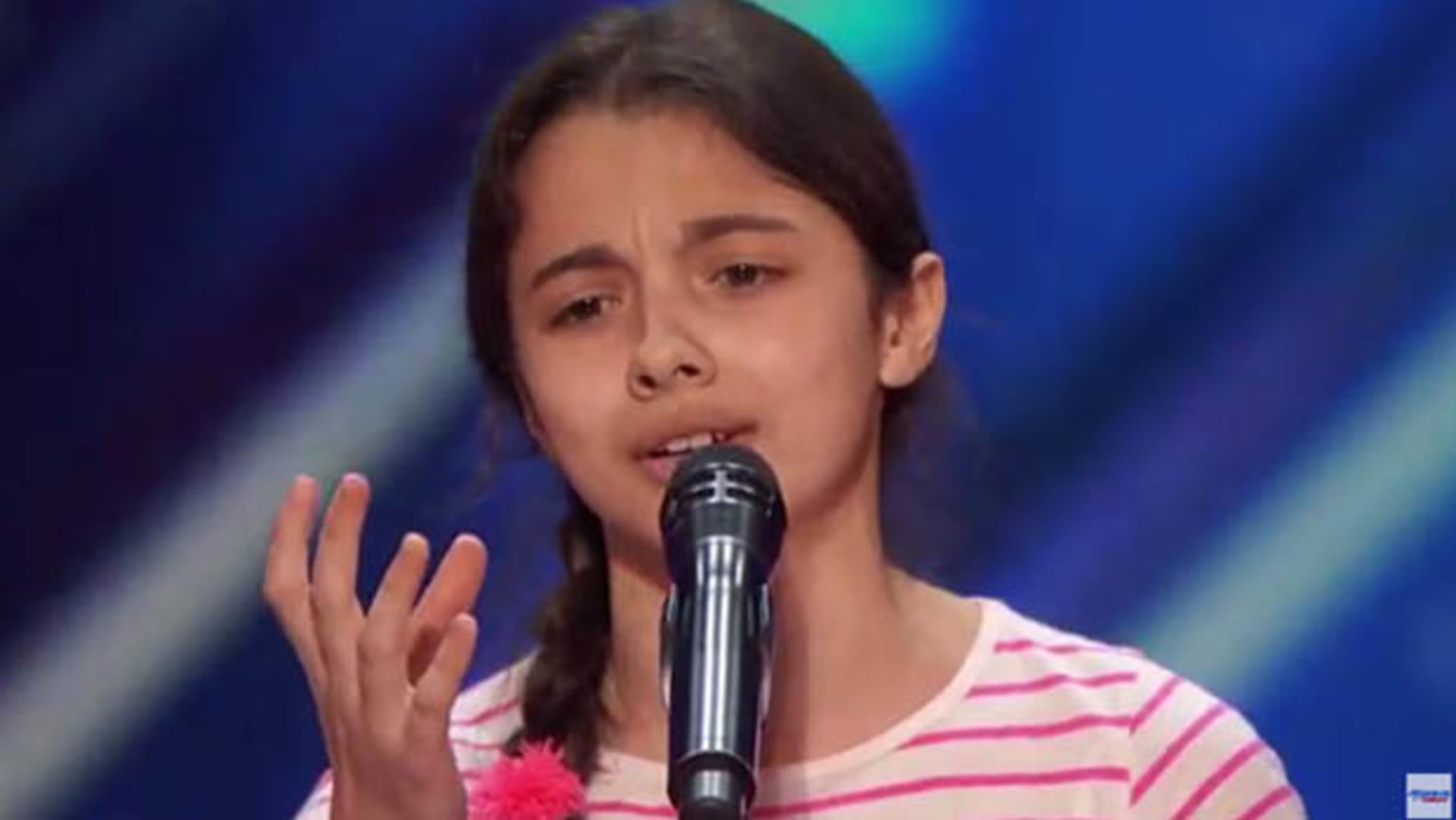 Třináctiletá dívenka uchvátila americký Talent. Až to uvidíte, pochopíte, proč.