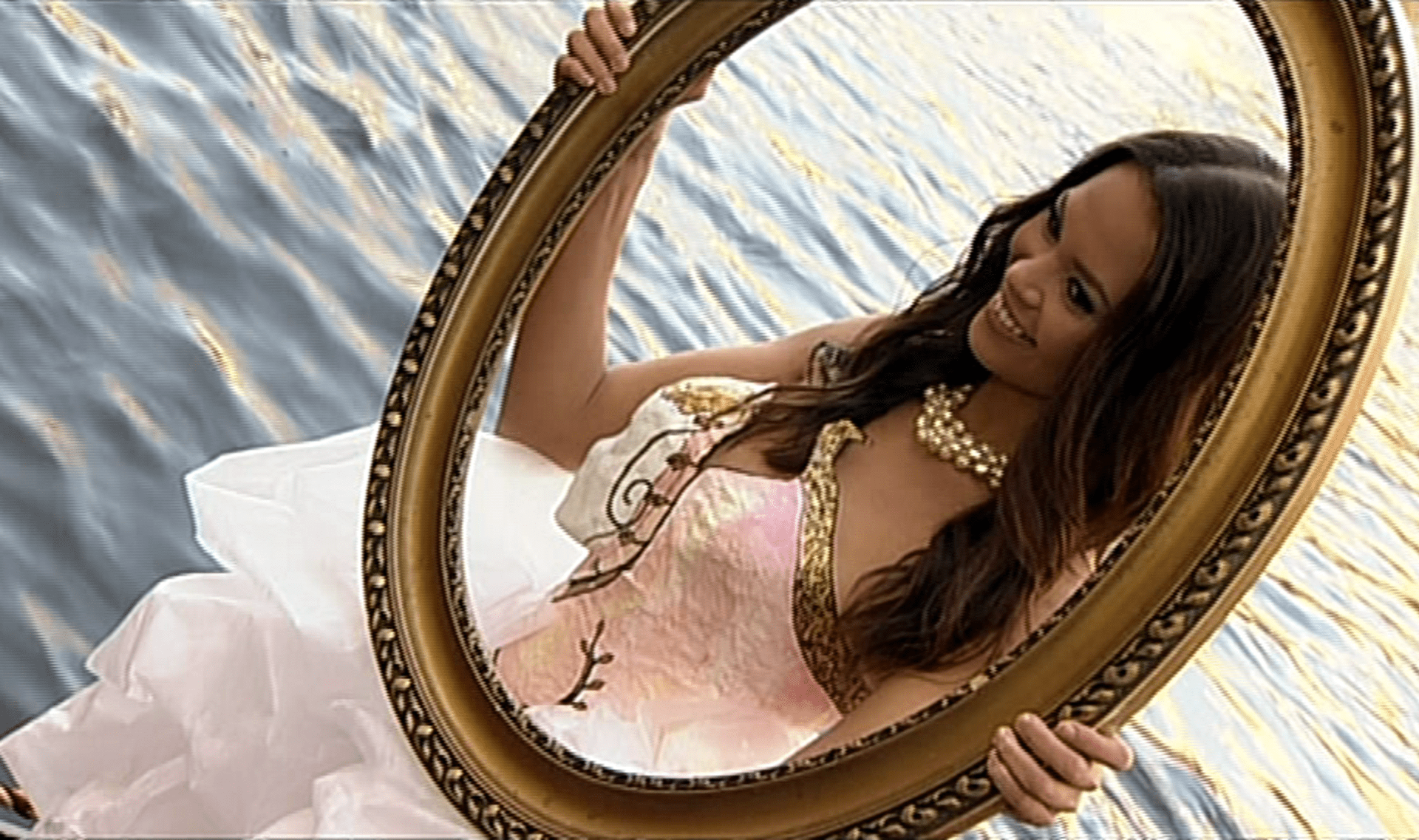 Video VIP zprávy: Monika Leová si na Miss Earth veze šaty z papíru a látky na záhonky