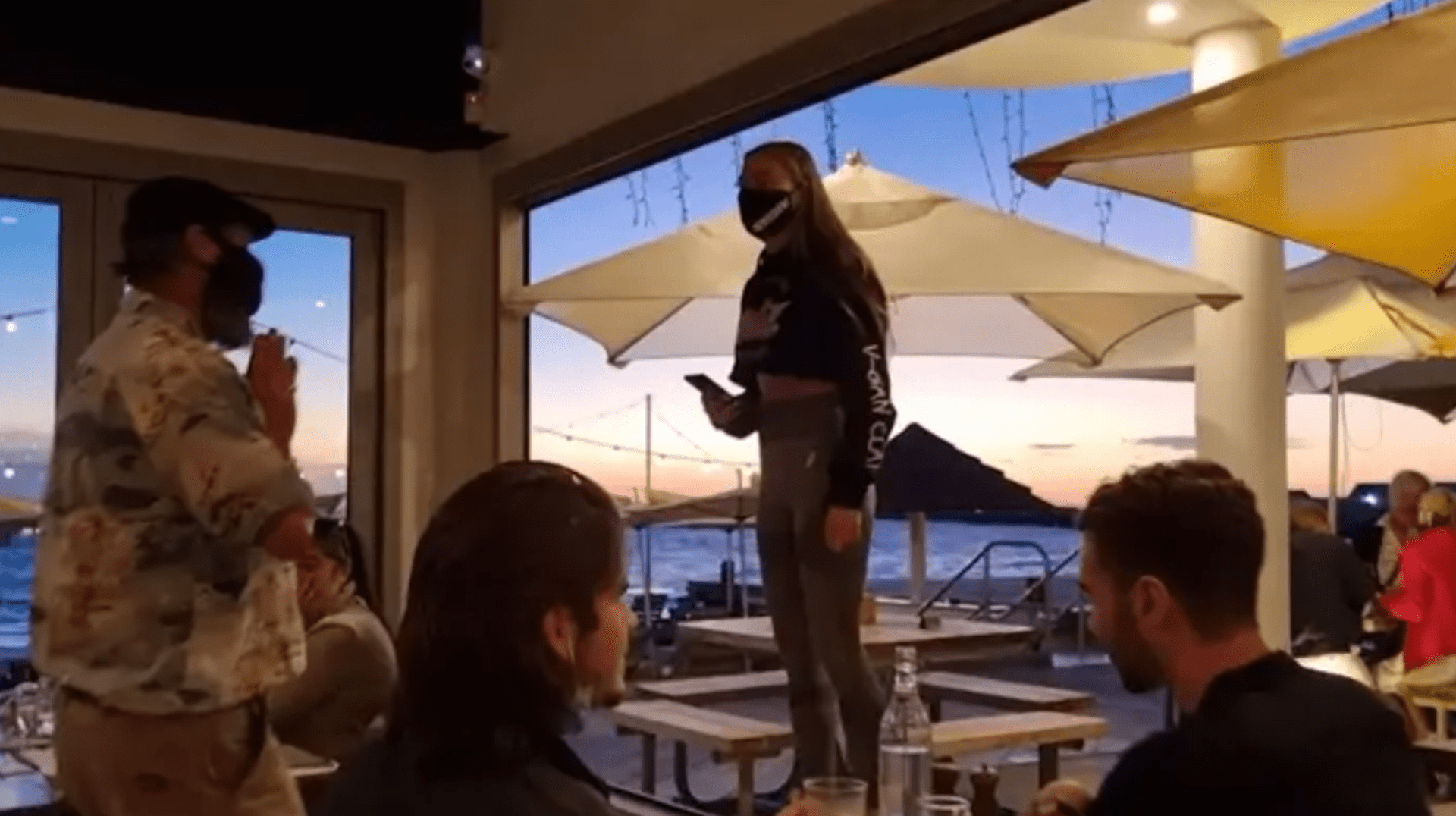 Veganka protestovala v restauraci s mořskými plody.