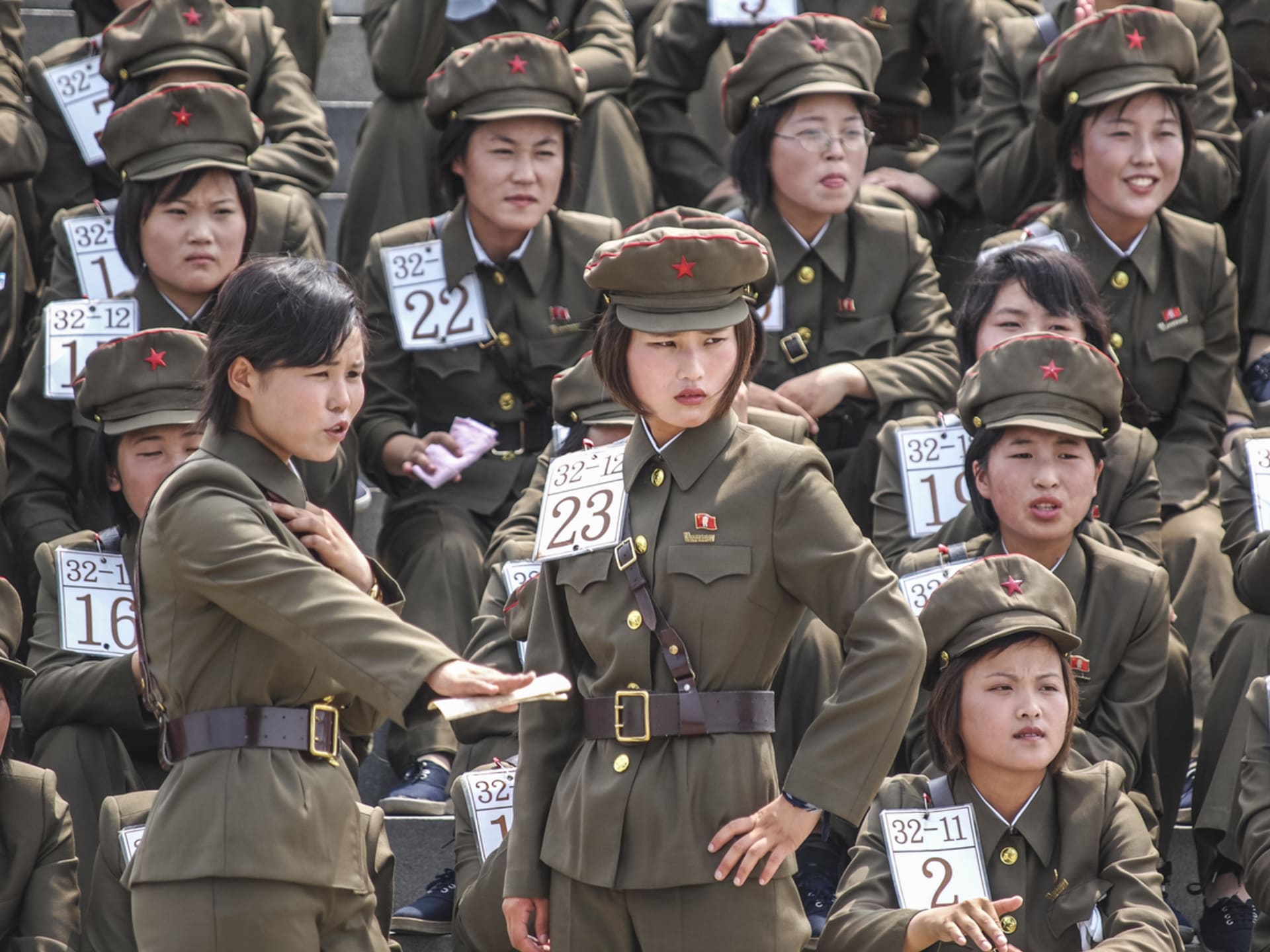 Severní Korea bojuje s upnutými kalhoty a srandovními účesy