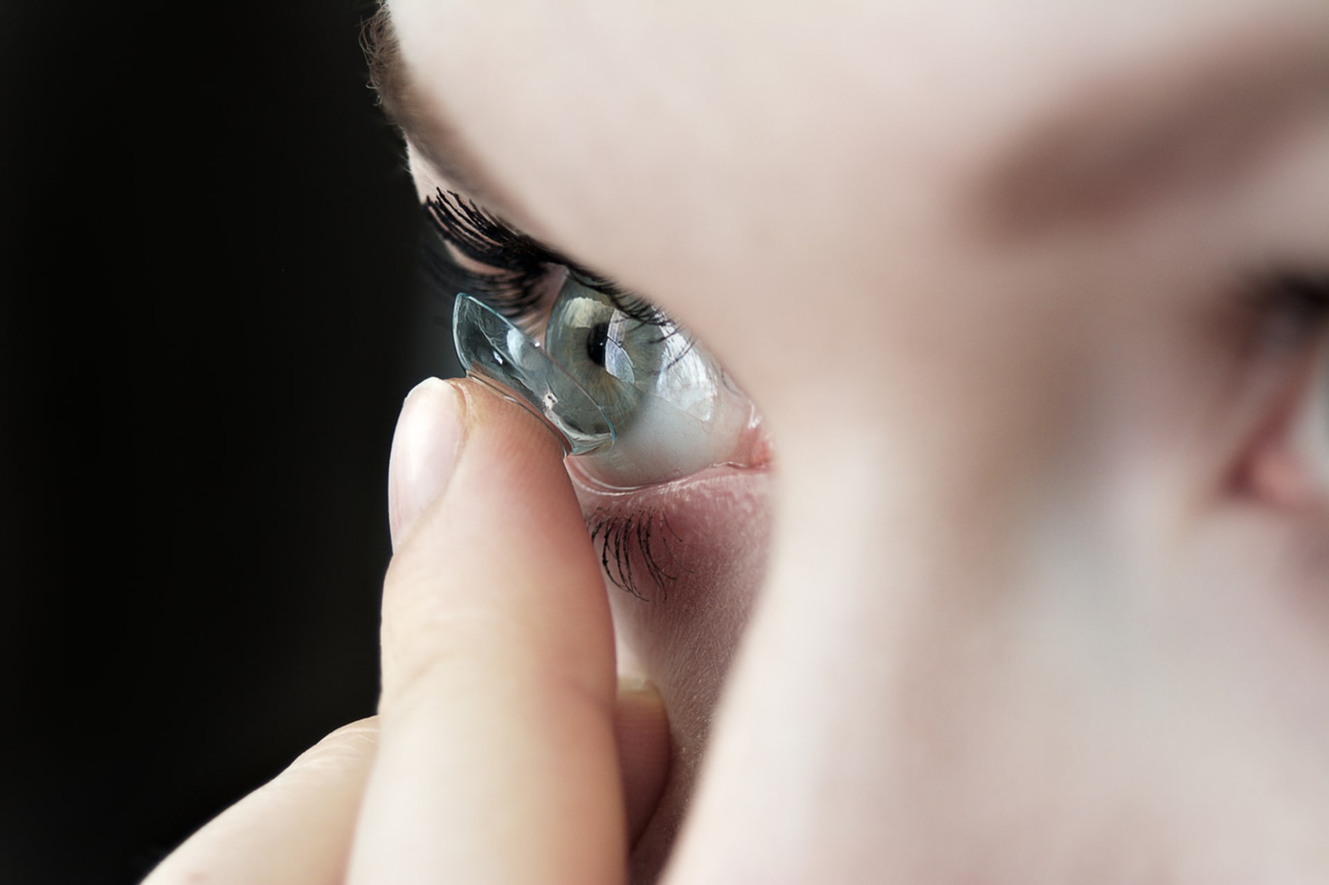 Doktorka odstranila pacientce 23 kontaktních čoček z očí