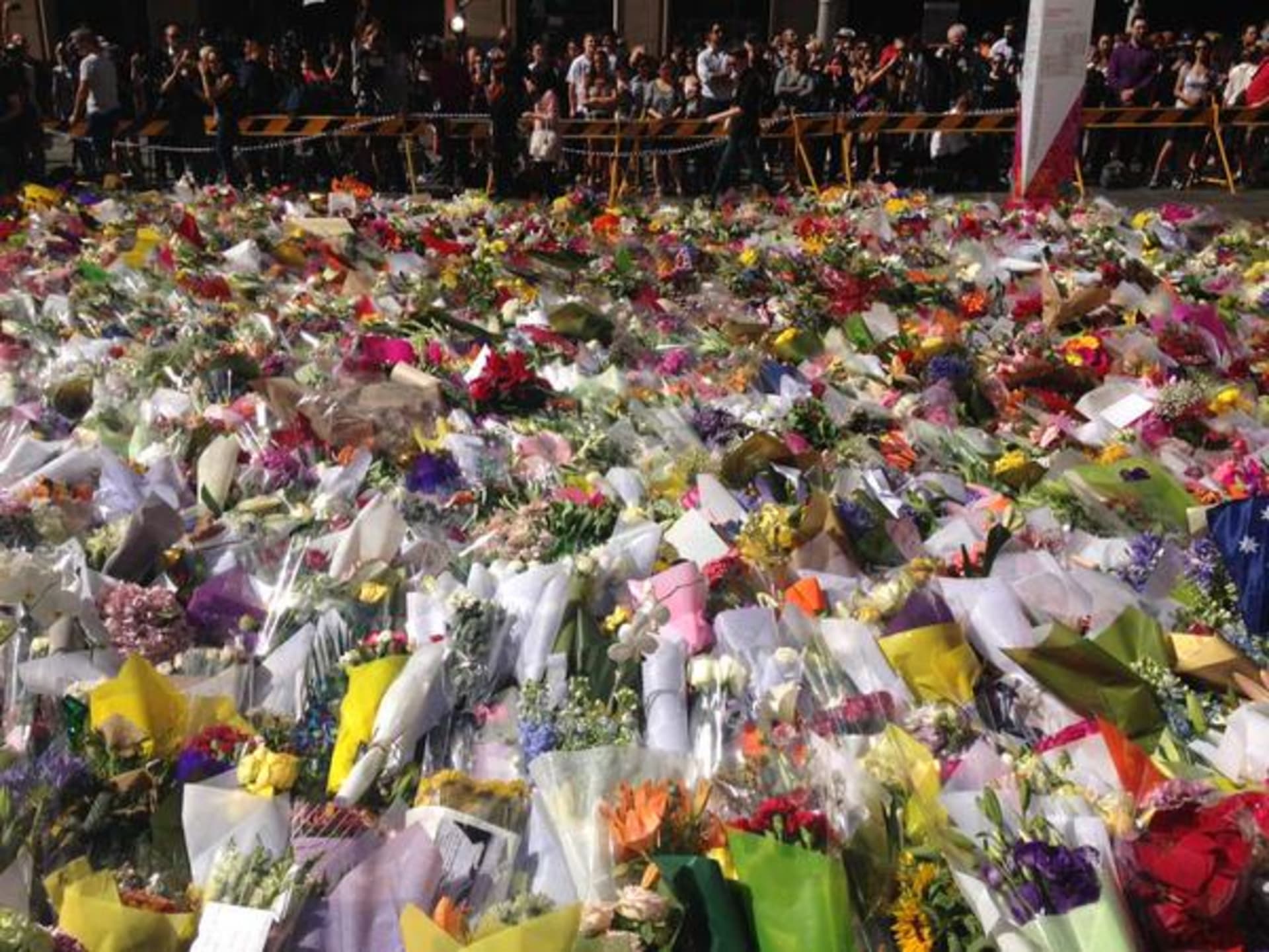 V Sydney nosí lidé květiny na místo tragédie... - Obrázek 2