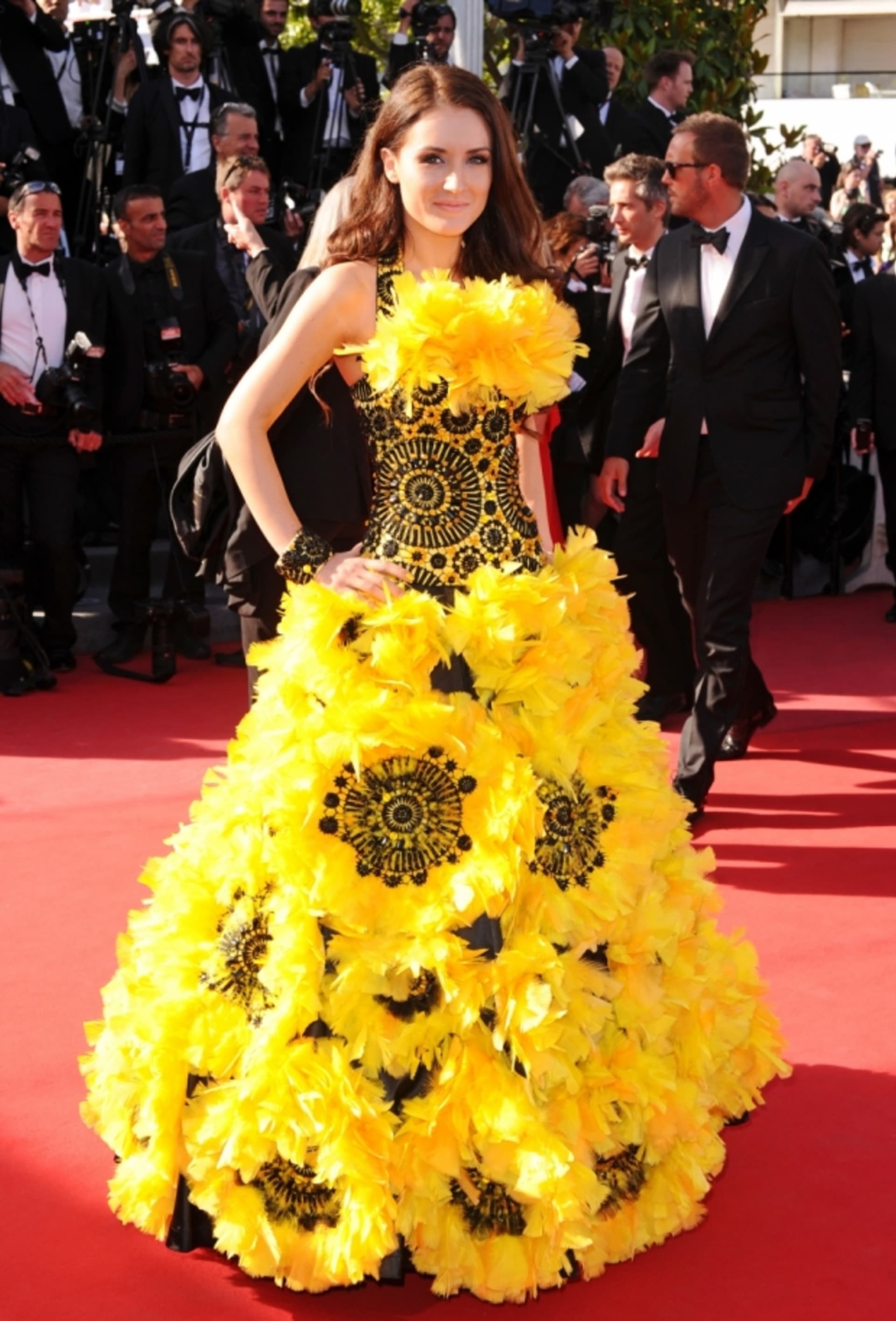 Květinové šaty této krásné neznámé filmový festival v Cannes opravdu rozzářily