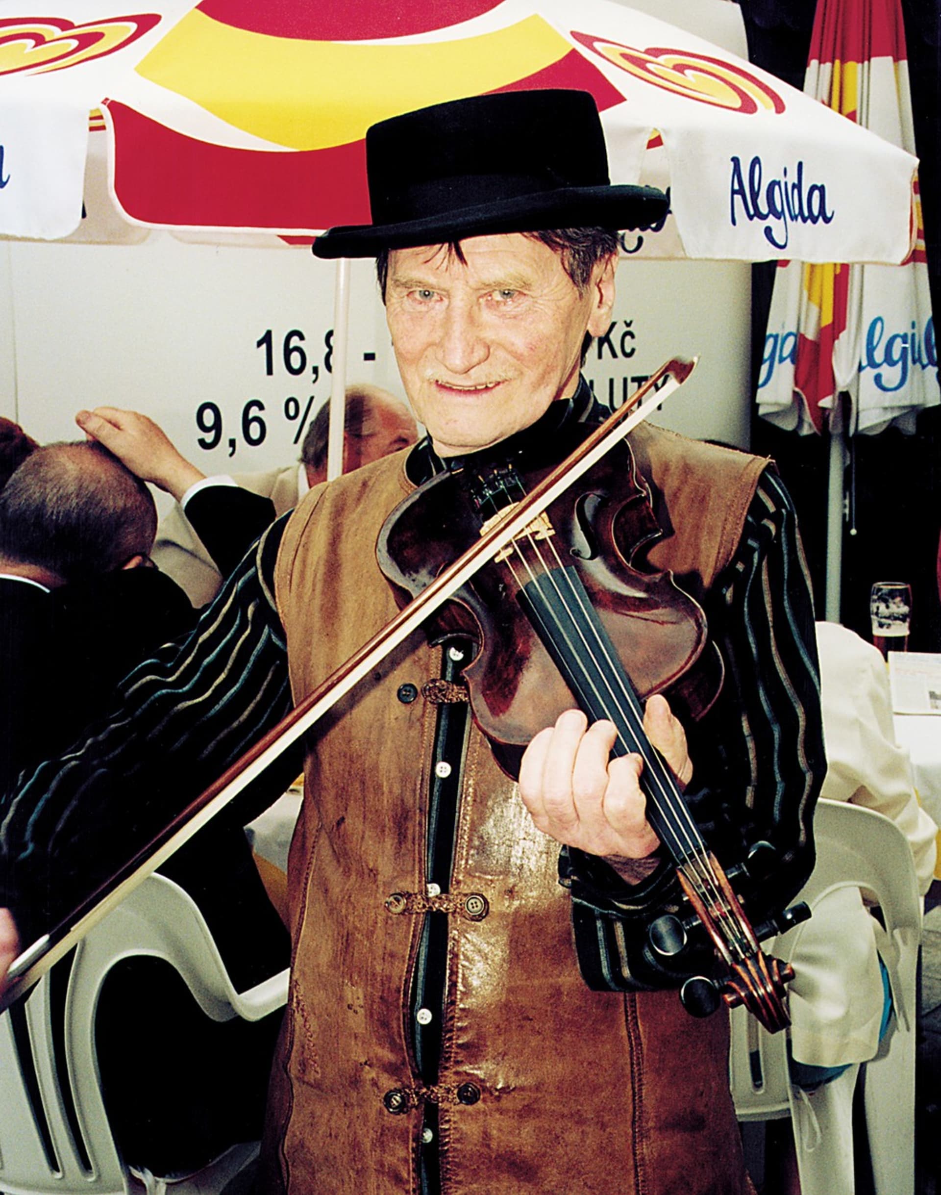 Jiří Císler byl znamenitý hudebník, hrál výborně na housle.