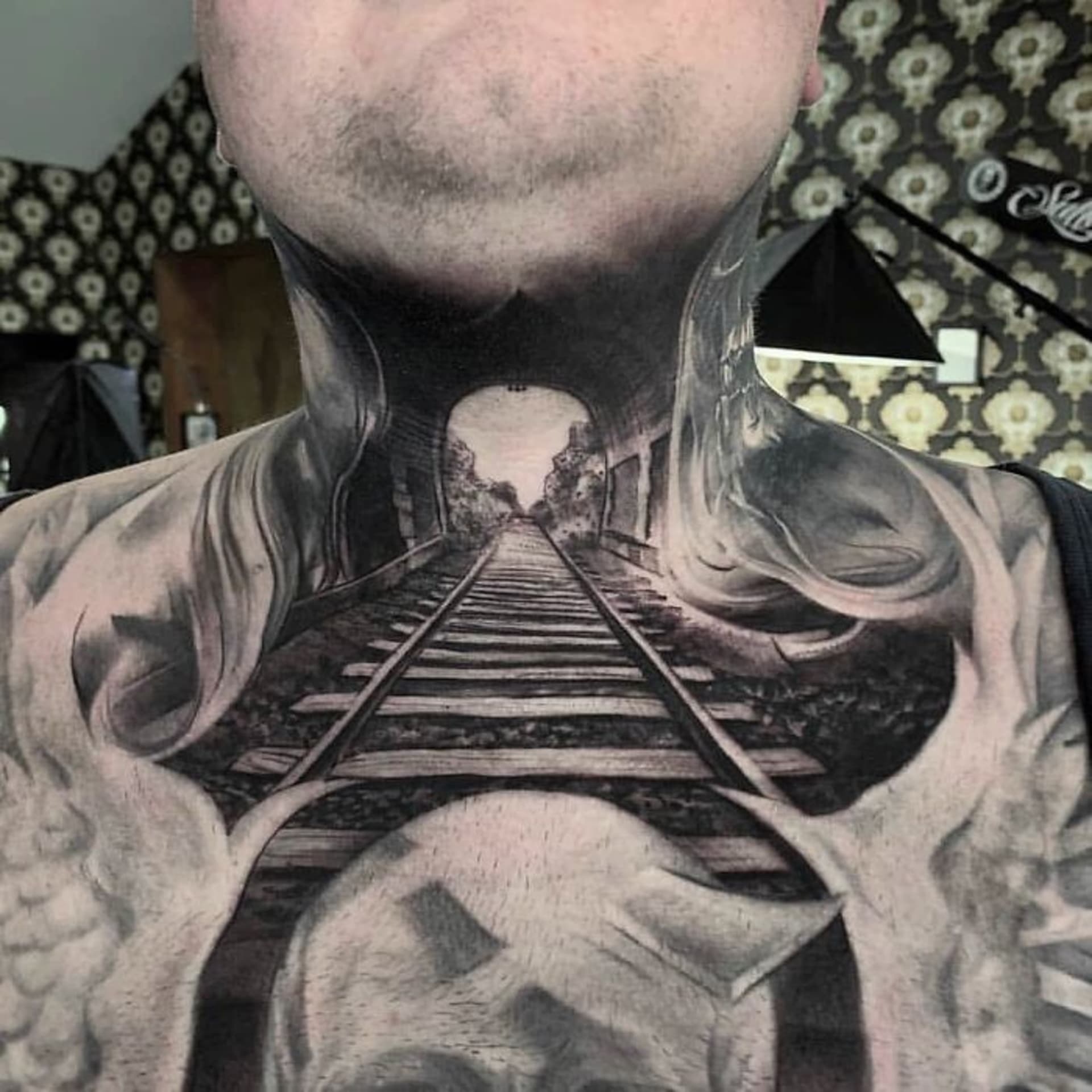 Dechberoucí tetování na krku 11