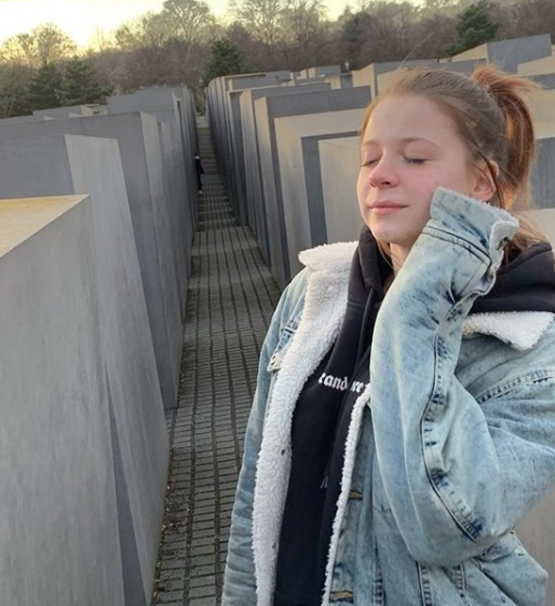 Lidé nadávají Míně za fotky u Památníků holocaustu. 2