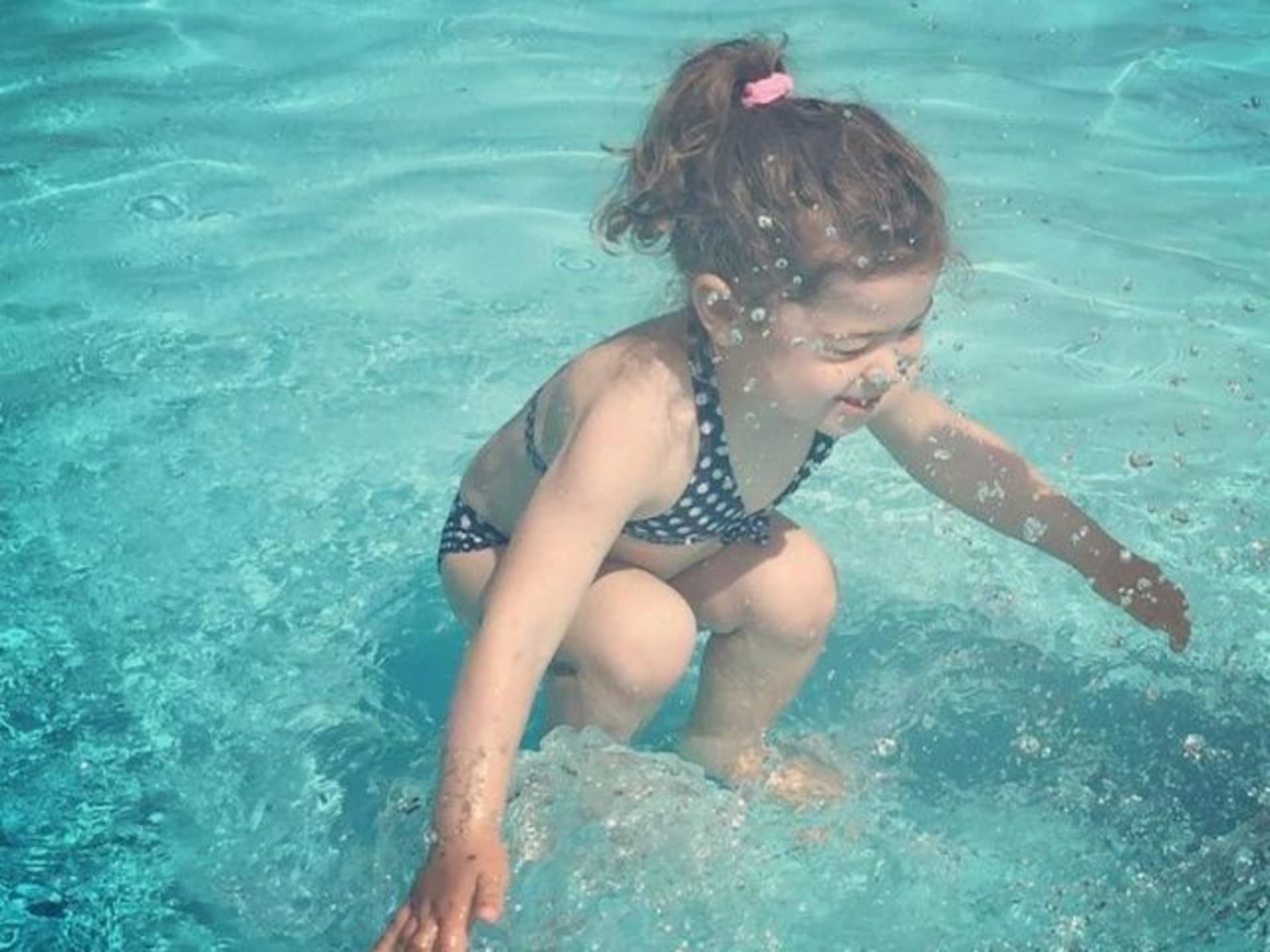 Je holčička pod vodou, nebo nad vodou?