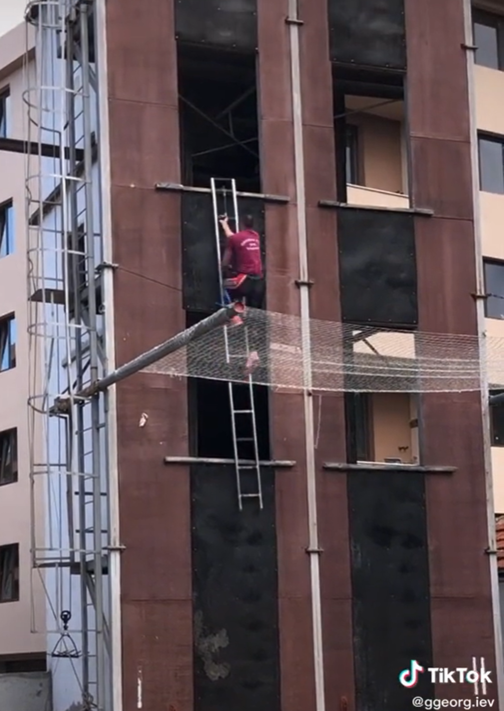 Hasič šplhá po budově jako Spider-Man 1