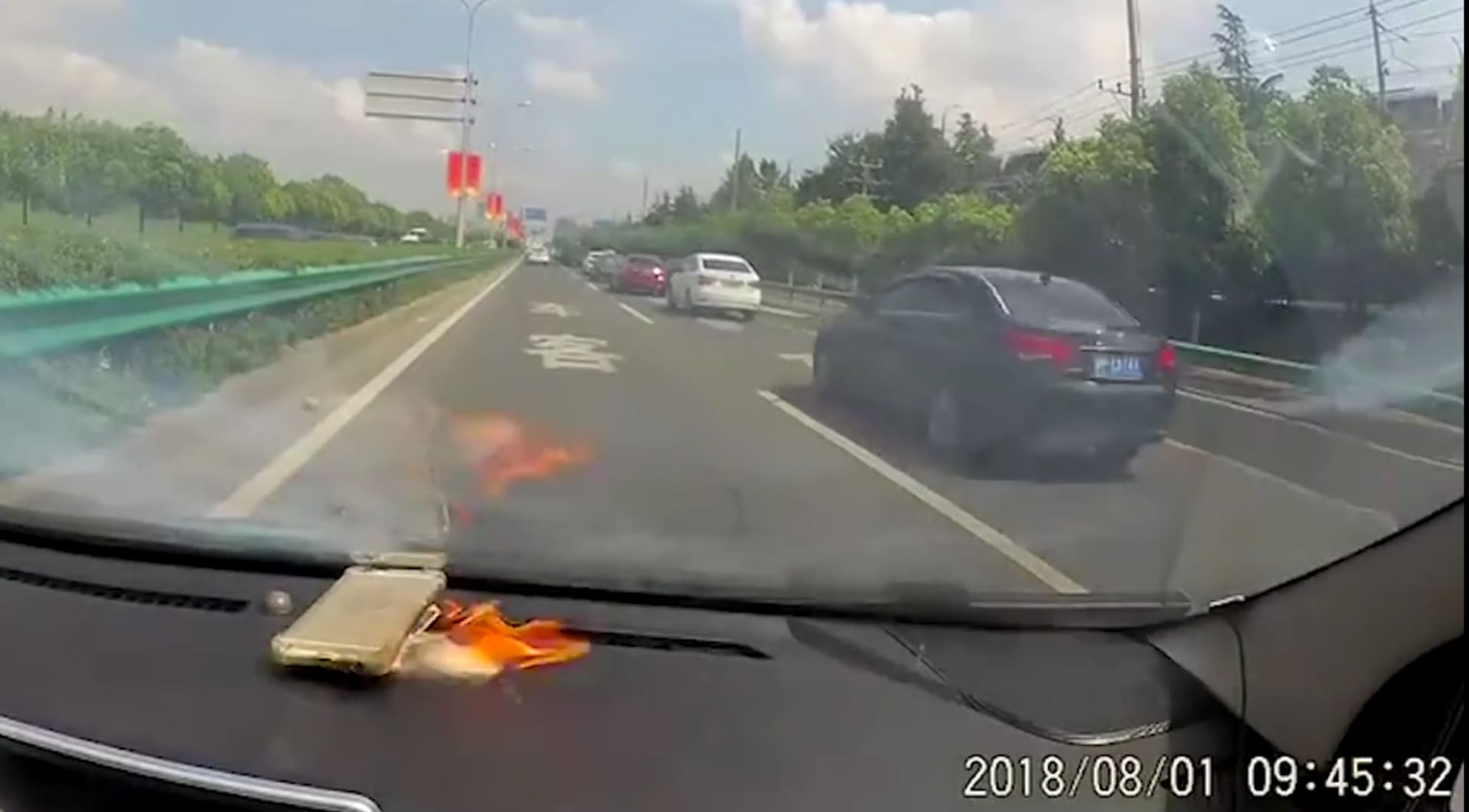 Ženě explodoval v autě za jízdy mobil