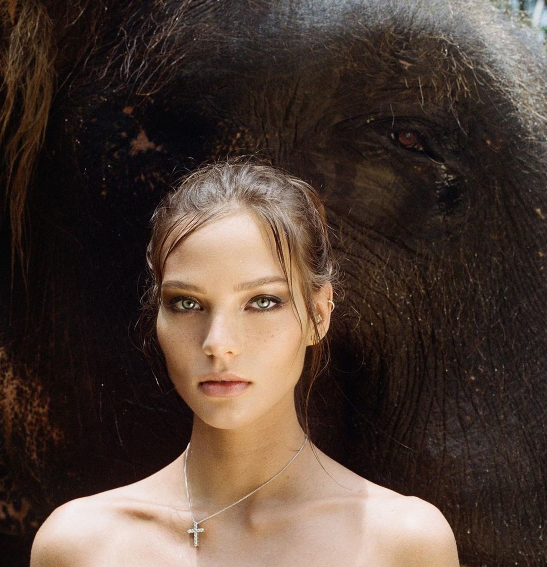 Ruská influencerka pózovala nahá na ohroženém slonovi 1