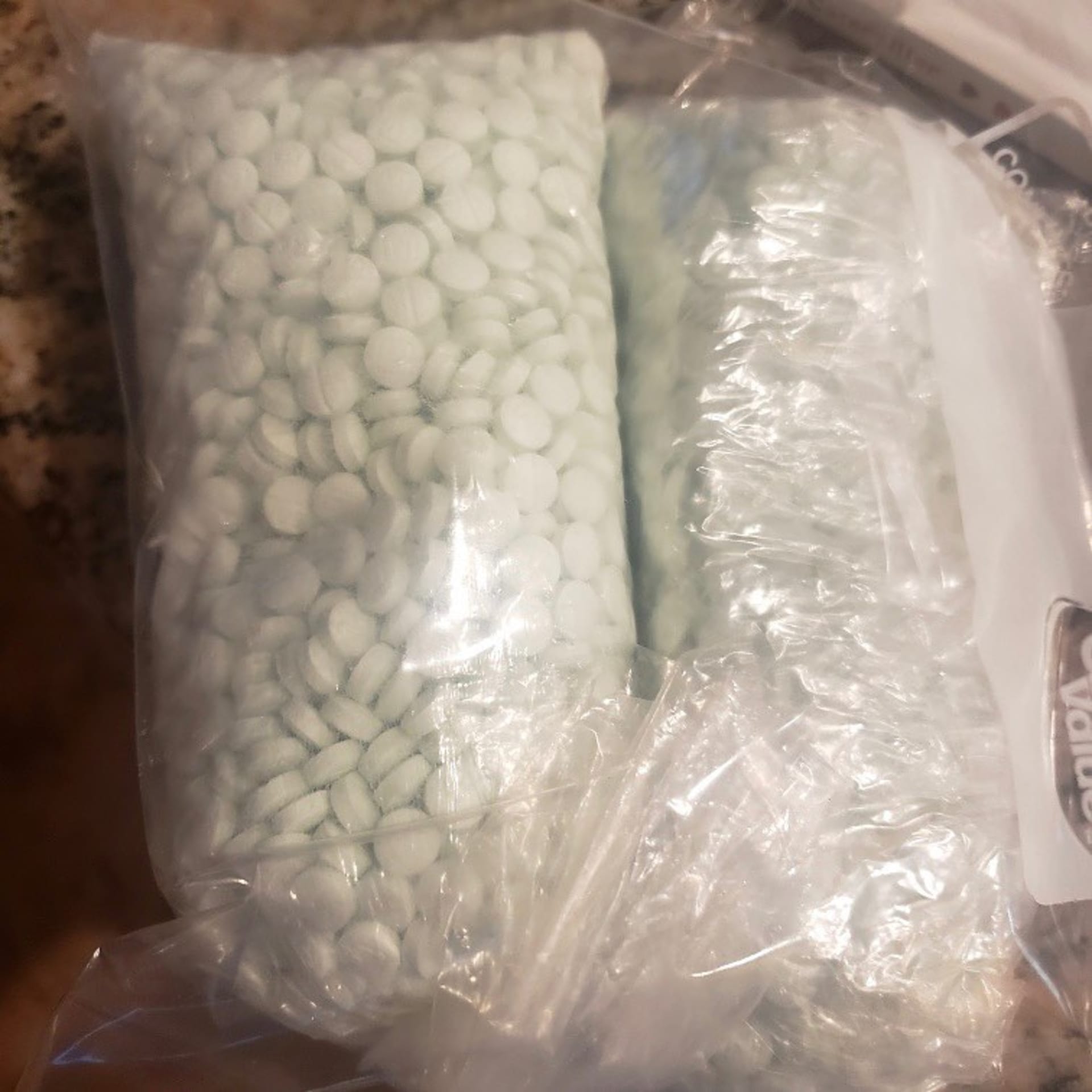 Rodiče našli pět tisíc pilulek ukrytých v plyšákovi 1