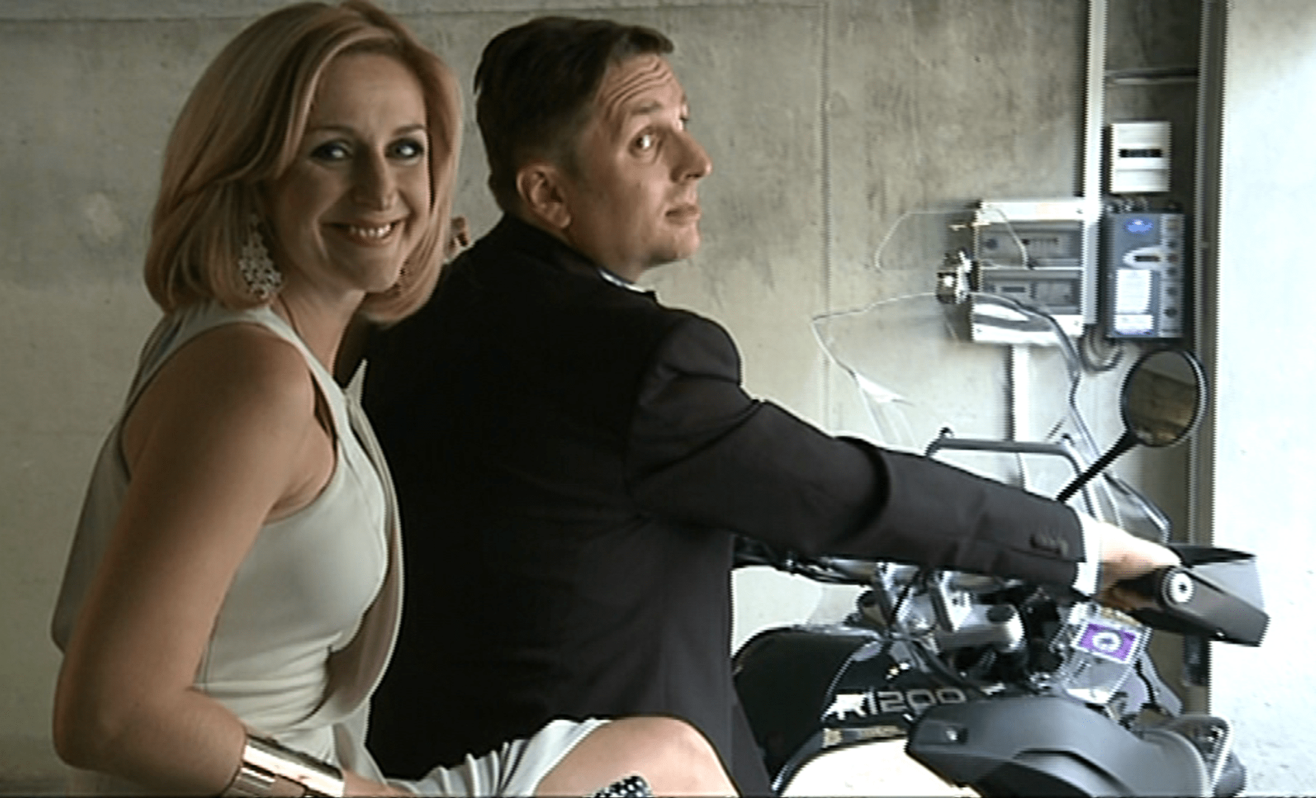 Video VIP zprávy: Terezie Kašparovská a Tomáš Hauptvogel se fotili na Tomášově motorce