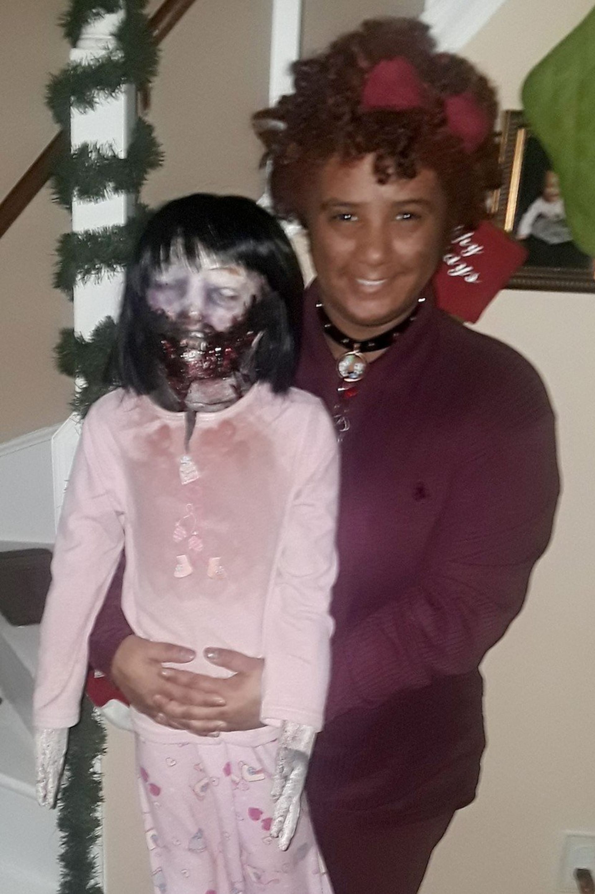 Teenagerka si chce vzít svou zombie panenku 1