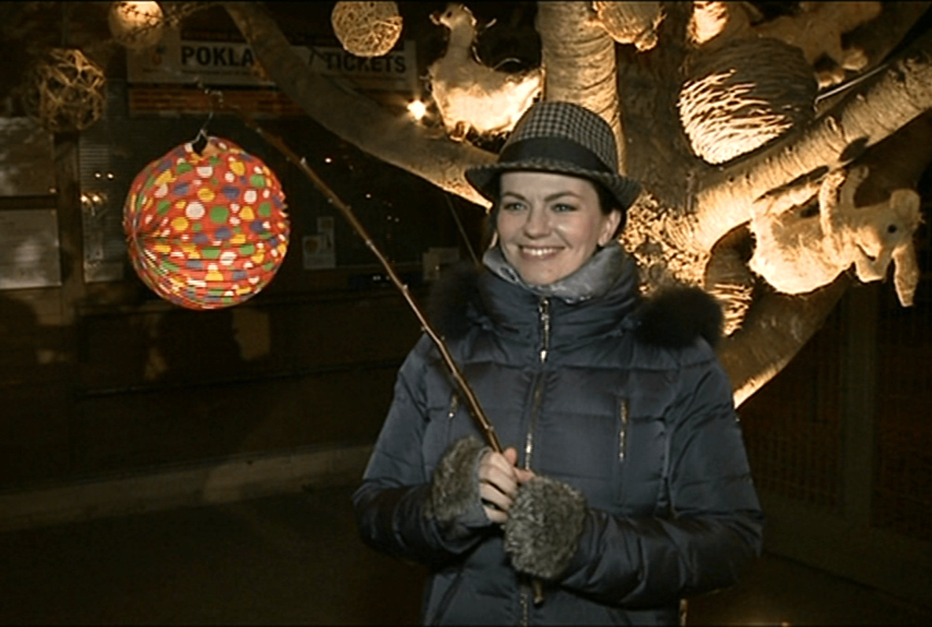 Video VIP zprávy: Marta Jandová si na rozsvícení vánočního stromu v zoo vzala lampion