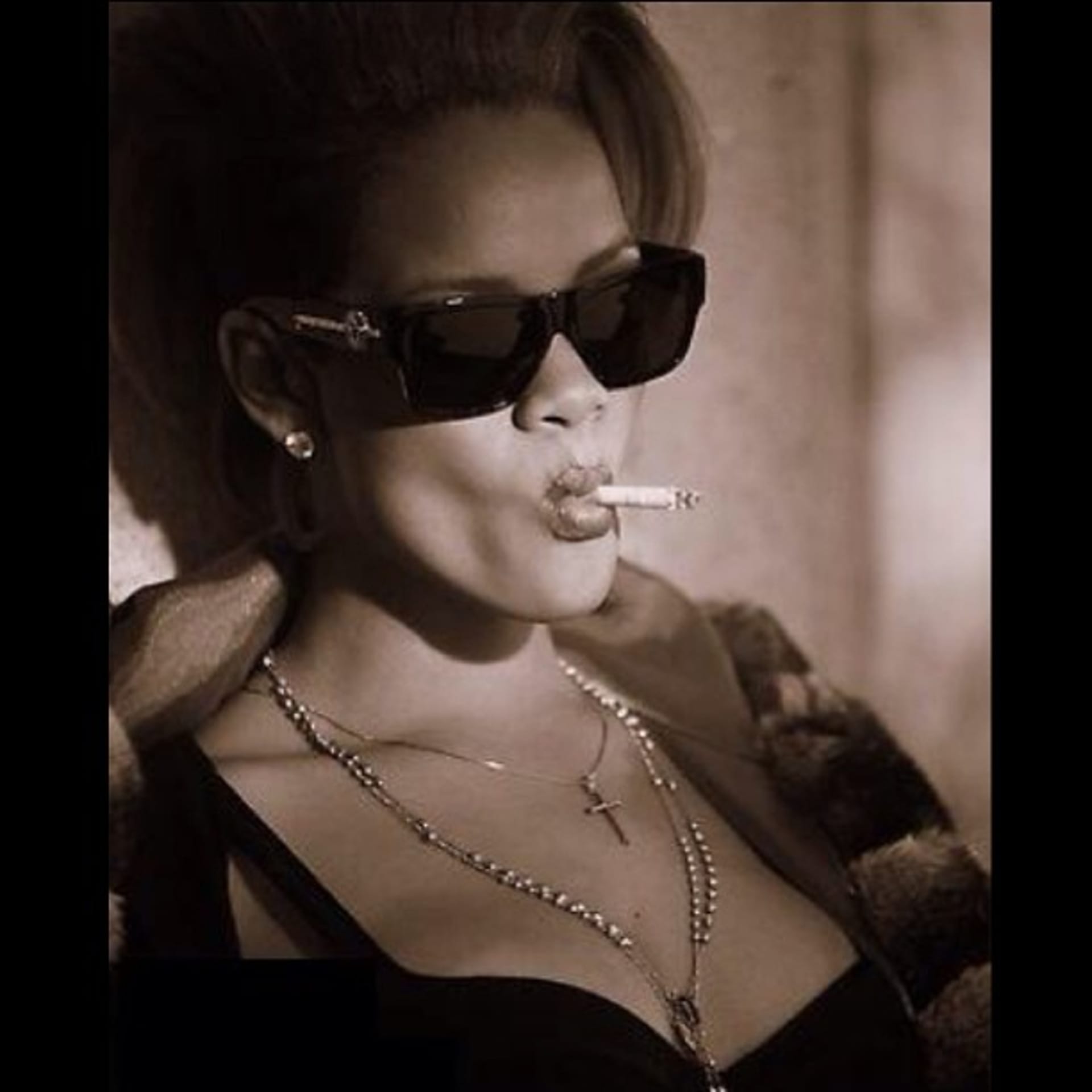 Rihanna kouří nejen cigarety, ale i marihuanu
