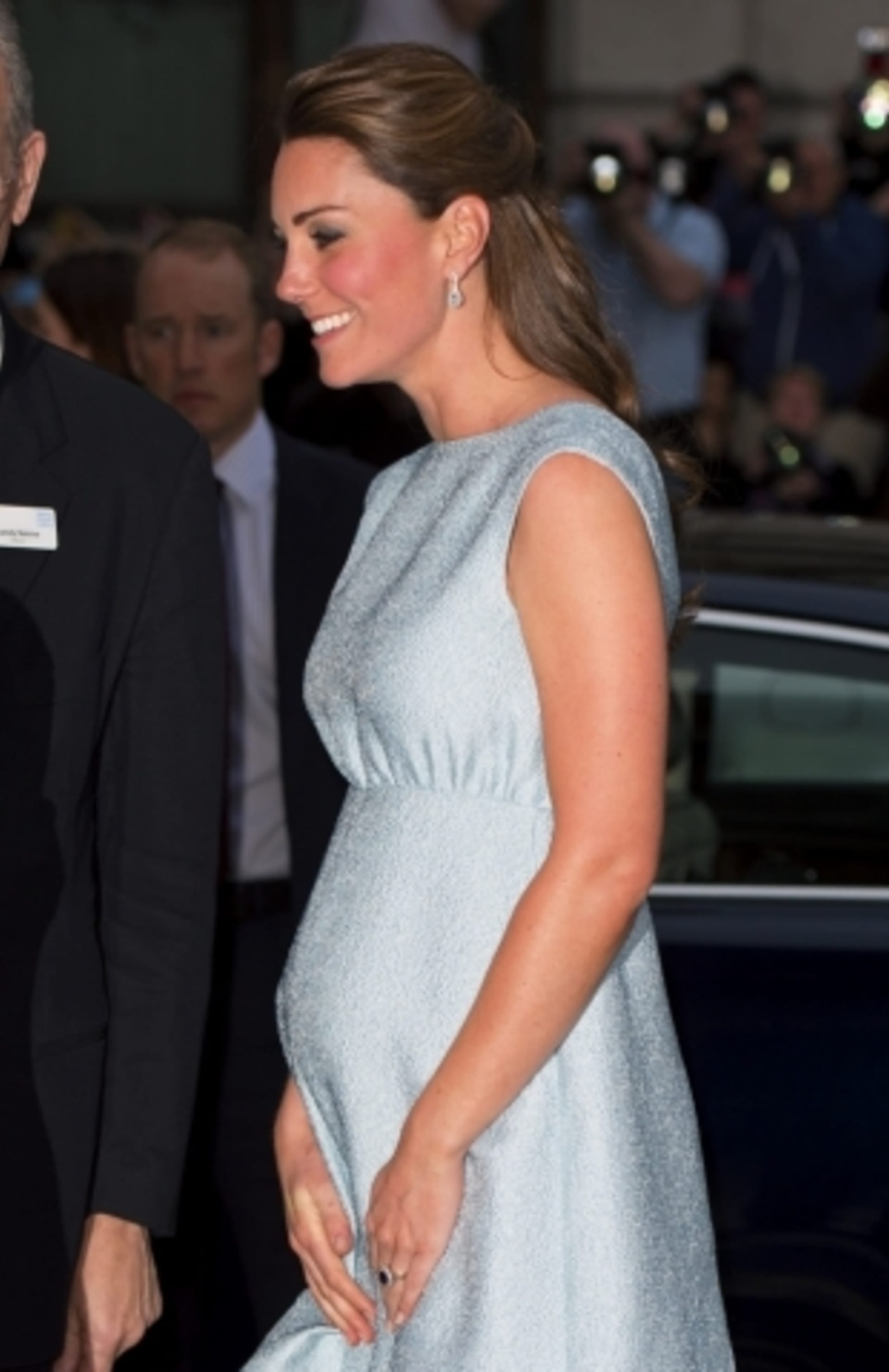 Kate schovávala těhotenské bříško pod šikovně střiženými šaty
