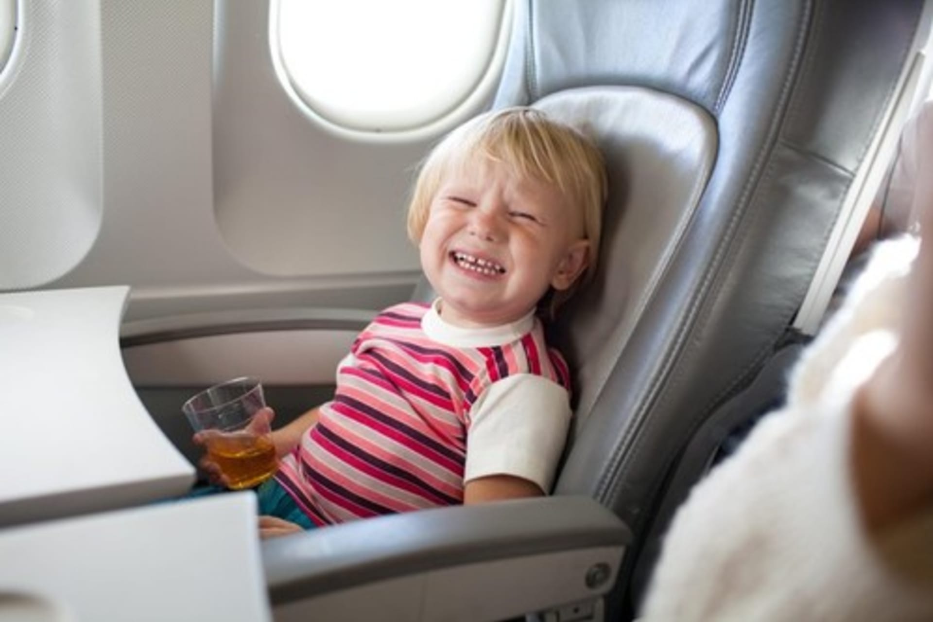 Plačící dítě v letadle dokáže let pořádně znepříjemnit