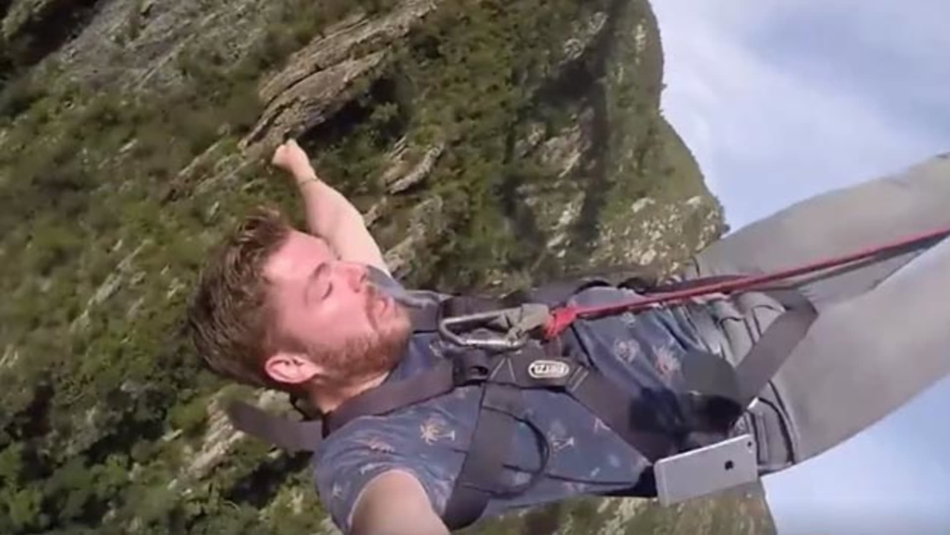 Muž si během bungee jumpingu uvědomil, že ztratil mobil