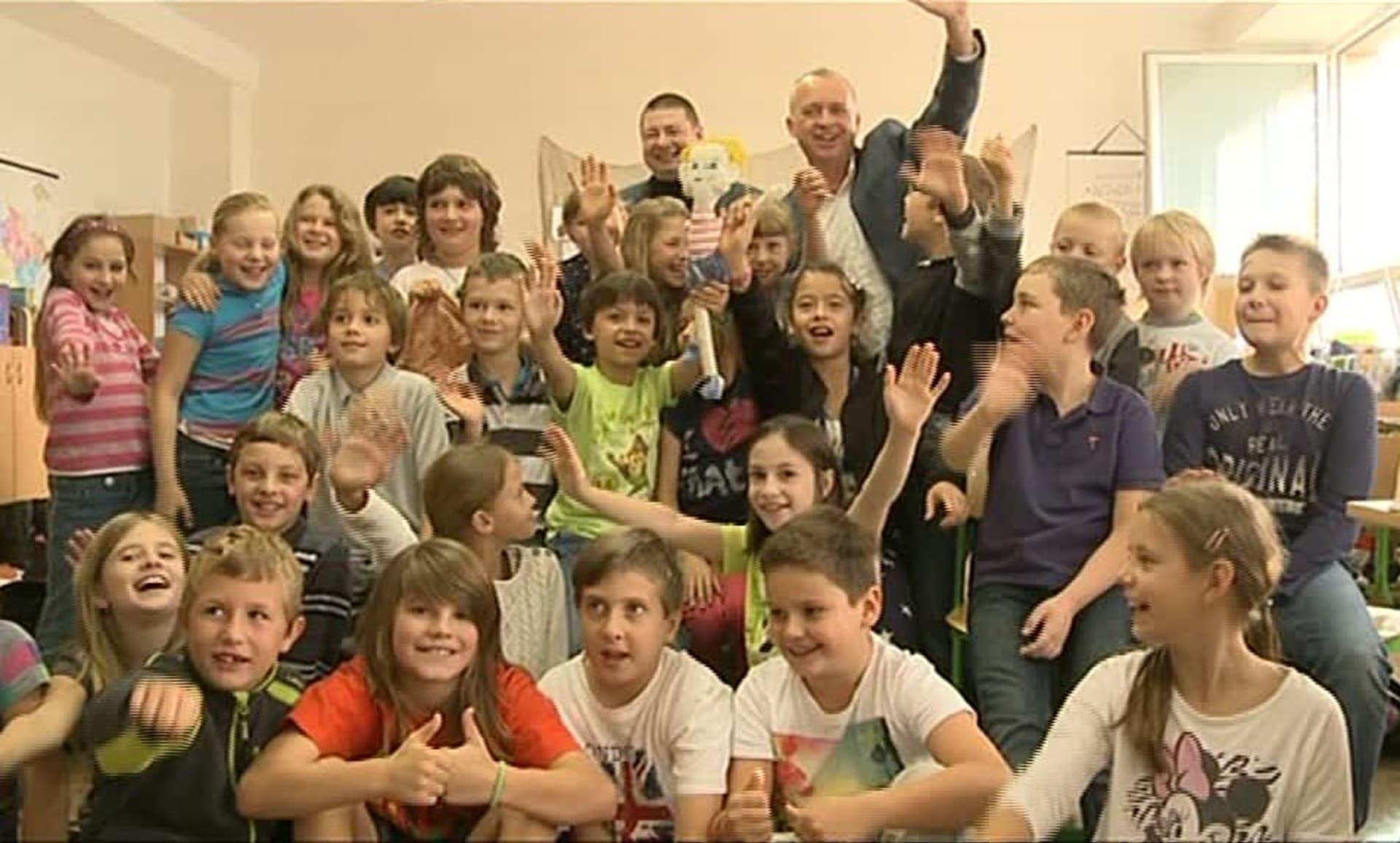 Video VIP zprávy: Děti měly z Karla Voříška opravdu radost