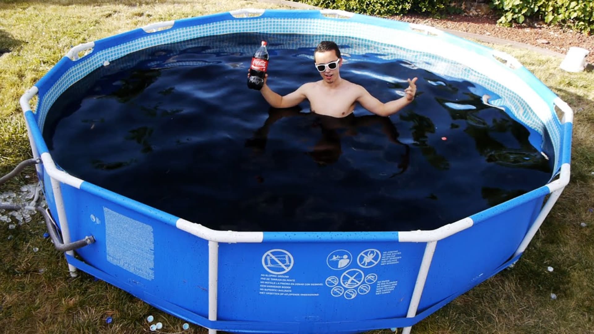 Kvůli pokusům naplnili bazén 5000 litry Coca coly