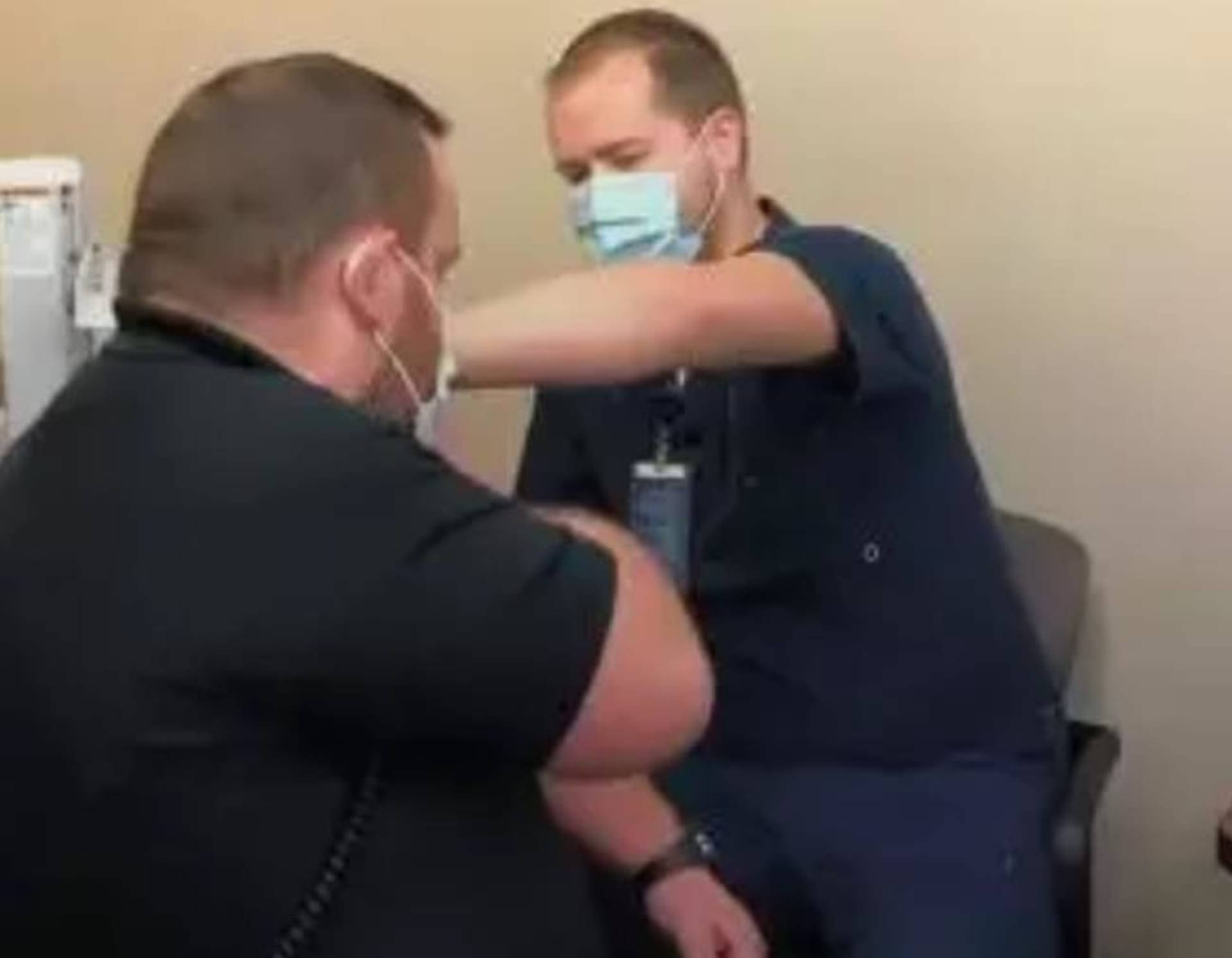Muž požádal partnera o ruku při očkování.