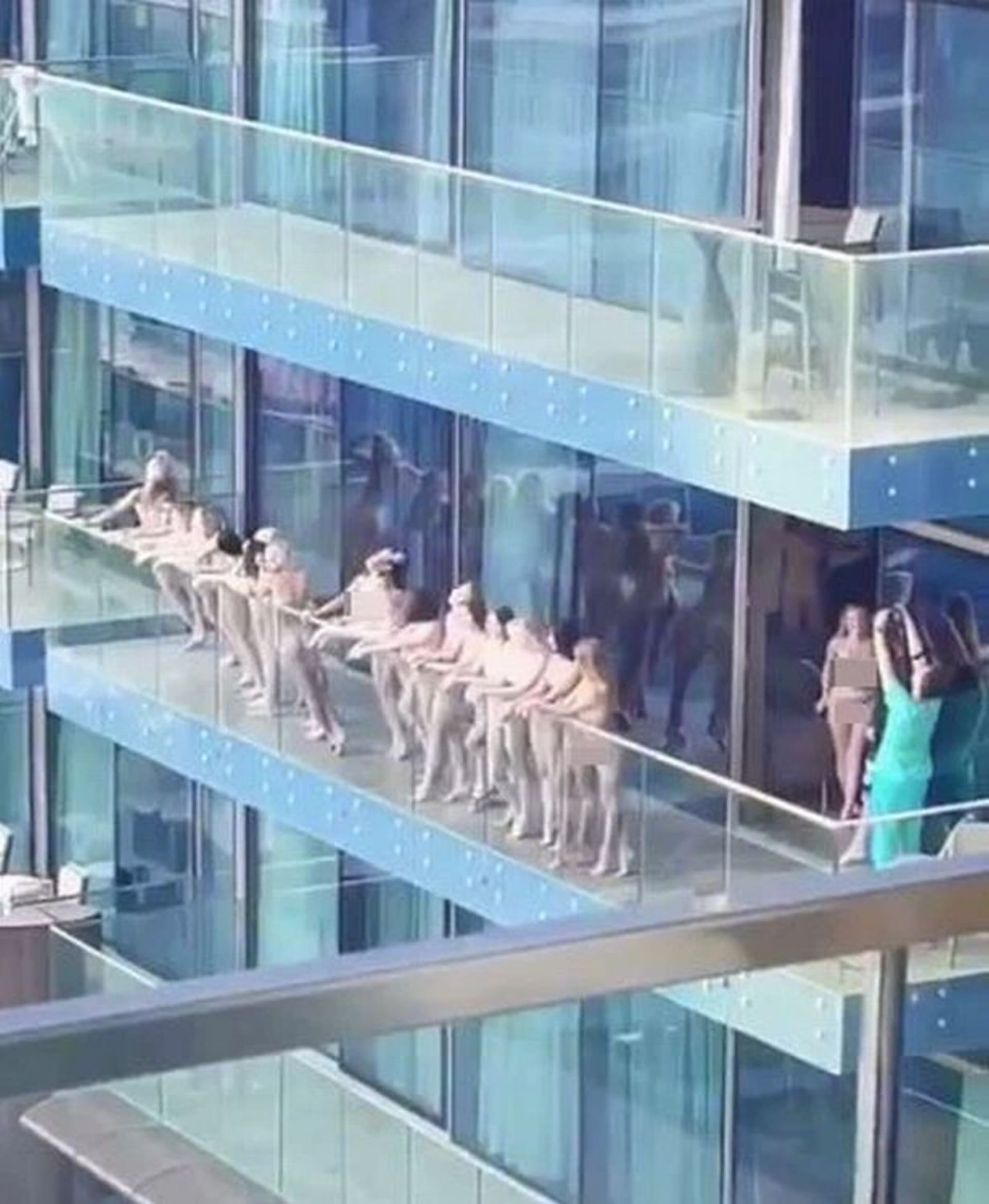 Pro nahé krásky na balkóně si přijela policie.
