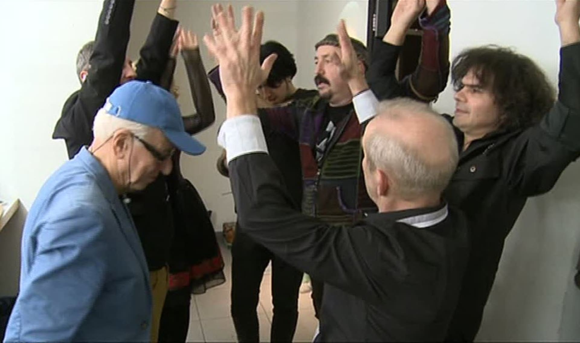 Video VIP zprávy: Ruce vzhůru! Takhle vypadá tajný rituál skupiny Čechomor