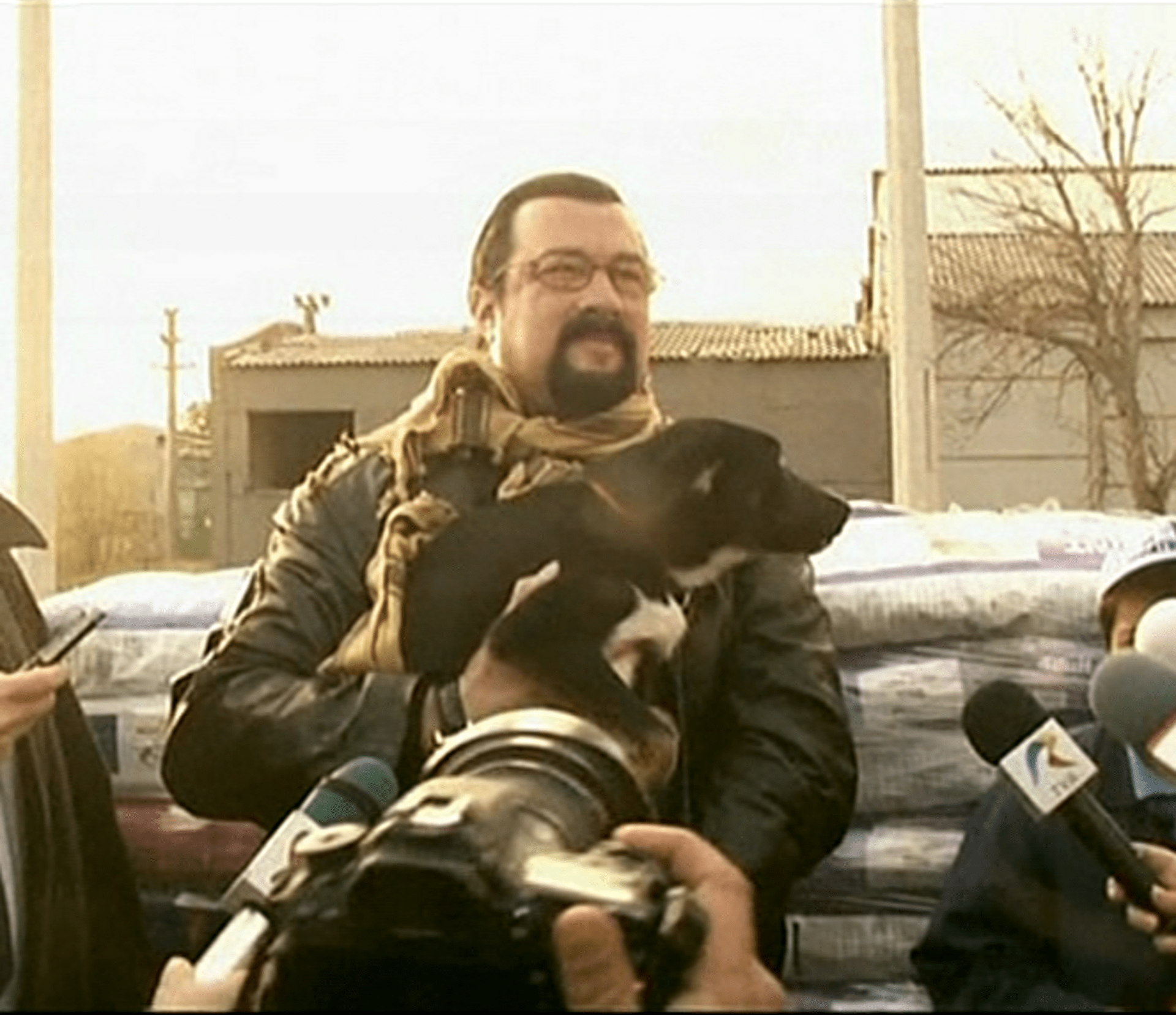 Video VIP zprávy: Herec Steven Seagal adoptoval v Rumunsku psa z útulku