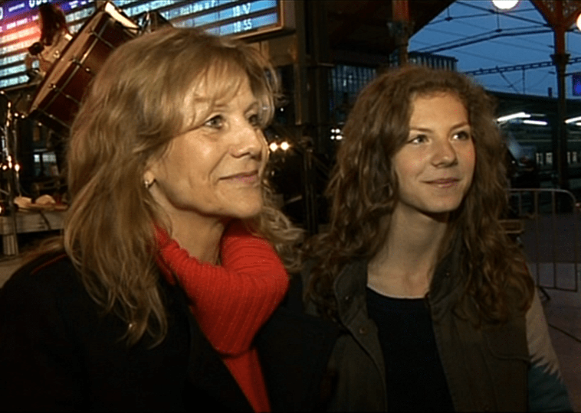 Video VIP zprávy: Lenka Filipová s dcerou koncertovala na vlakovém nádraží
