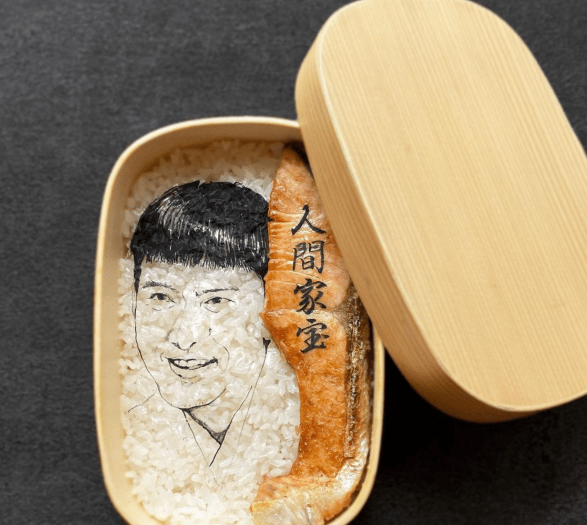 Umělec dělá portréty v misce rýže 3