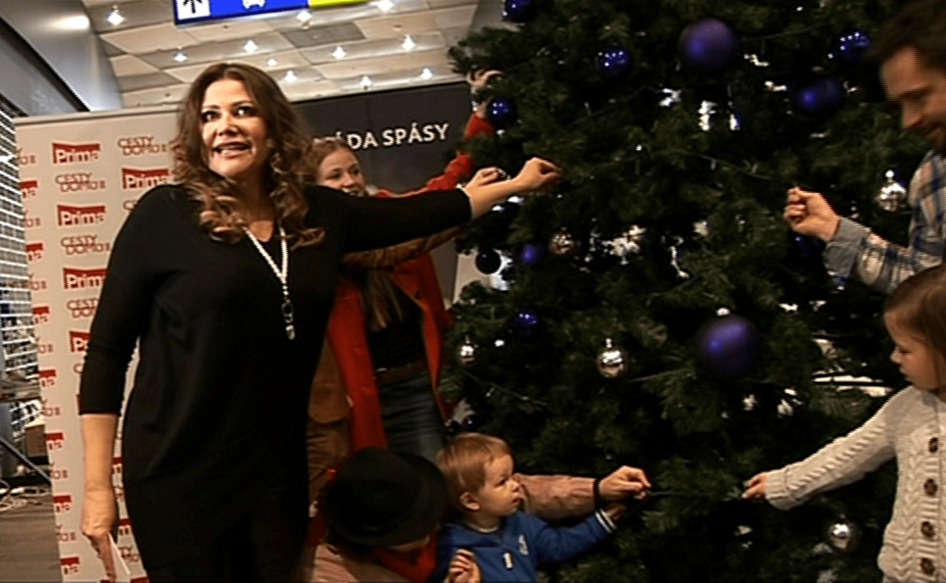 Video VIP zprávy: Vánoční strom přání rozsvítila společně s hvězdami seriálu Cesty domů také zpěvačka Ilona Csáková