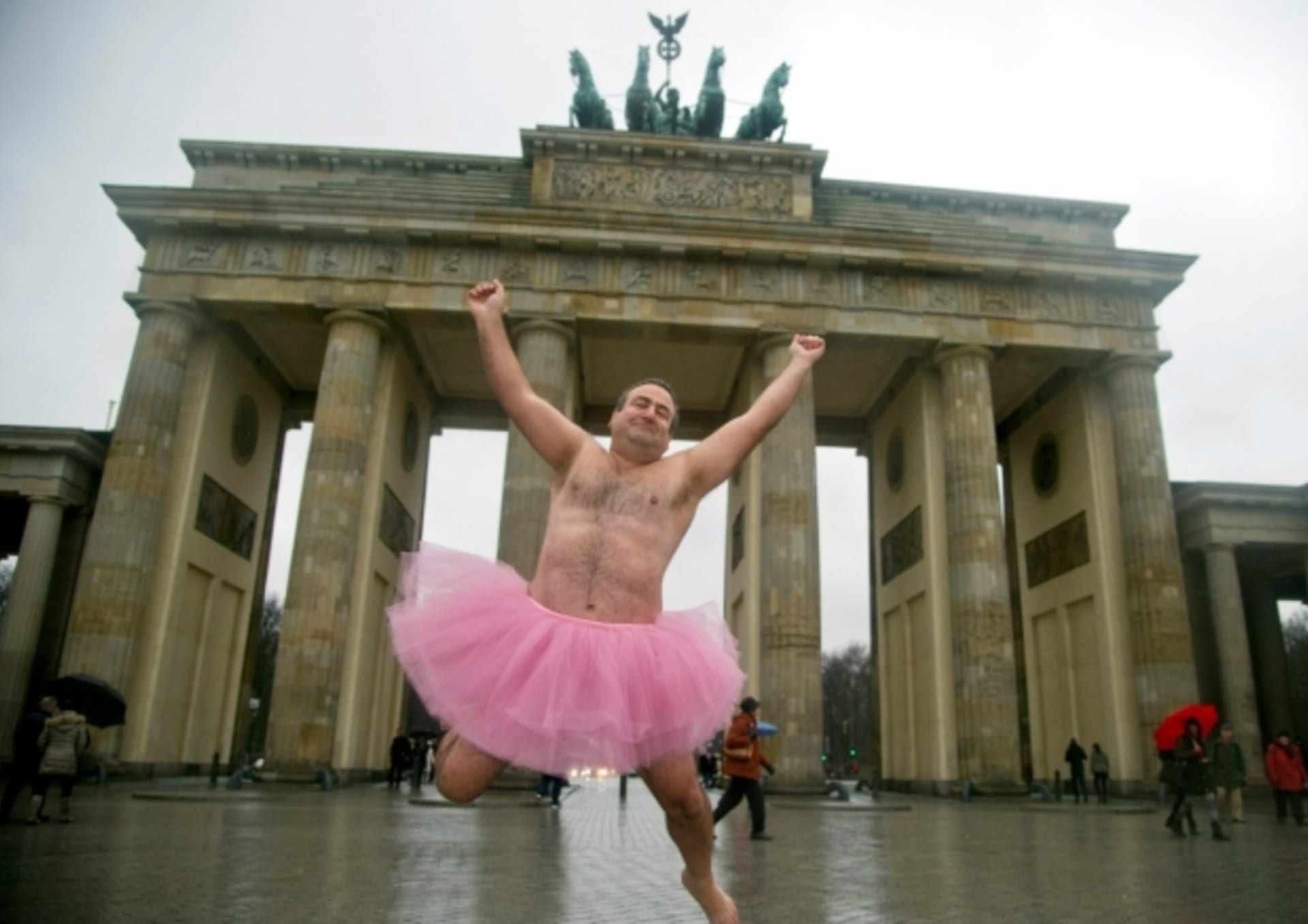 Američan Bob Care se nechává fotit v růžové tutu sukni, aby zvyšoval povědomí o rakovině prsu.