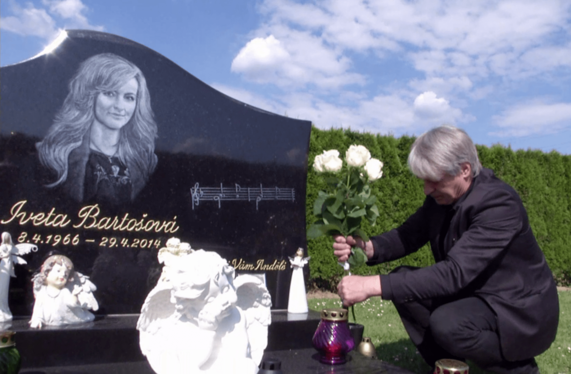 Josef Rychtář se, co se hrobu Ivety Bartošové týká, rozhodl na přání její rodiny neohlížet. Podívejte se, proč