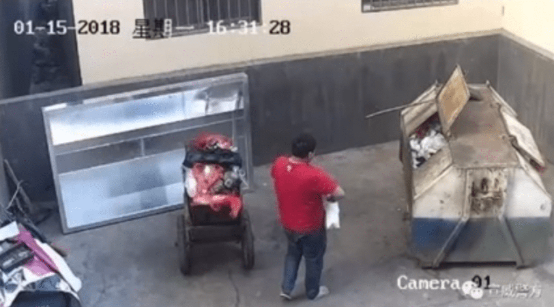 Otec zahodil novorozeně do kontejneru, kolemjdoucí ho zachránila