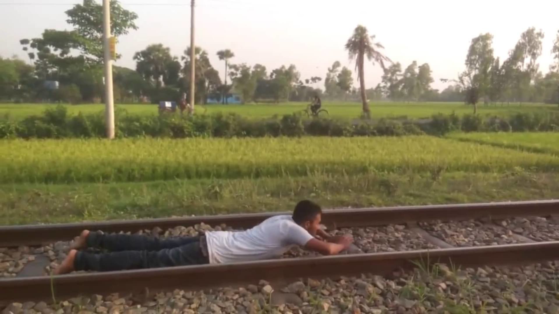 Lehl si na koleje před jedoucí vlak – vy to rozhodně nezkoušejte