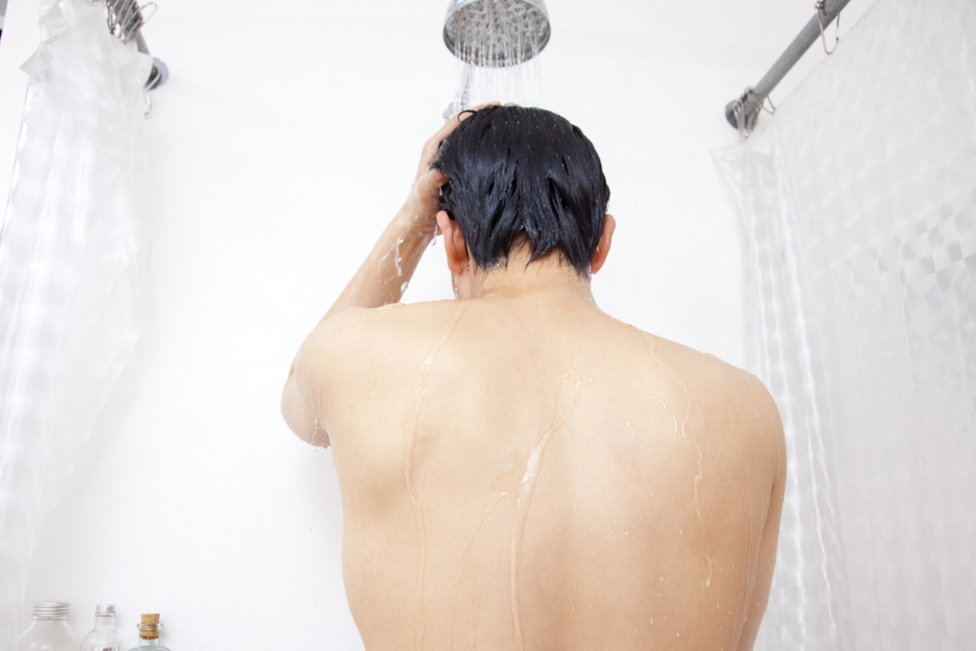 Muž ve sprše uklouznul a skončil se sprchovou hlavicí v zadku... prý
