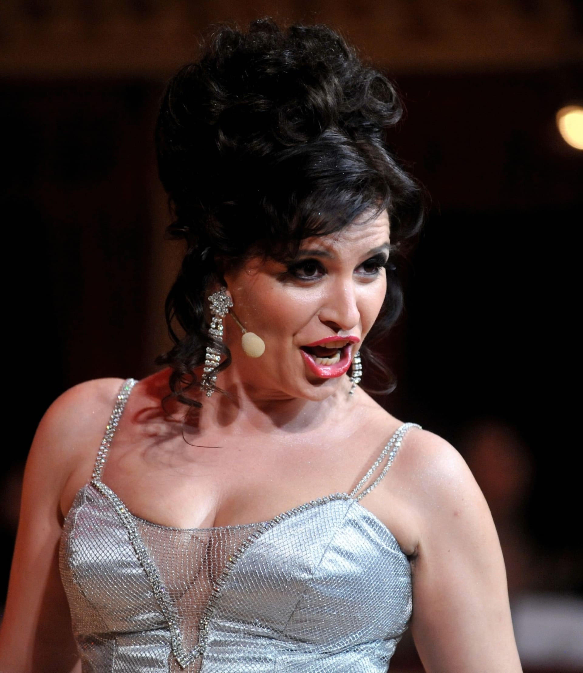 Operní diva Andrea Kalivodová je kus krásné ženy. Ale tyhle šaty, které si oblékla na brněnský Ples v opeře, jsou jí zkrátka malé