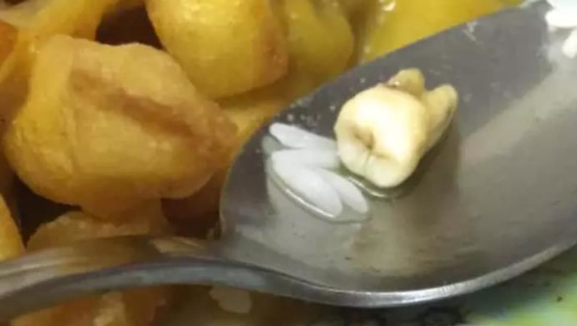 Zub v jídle