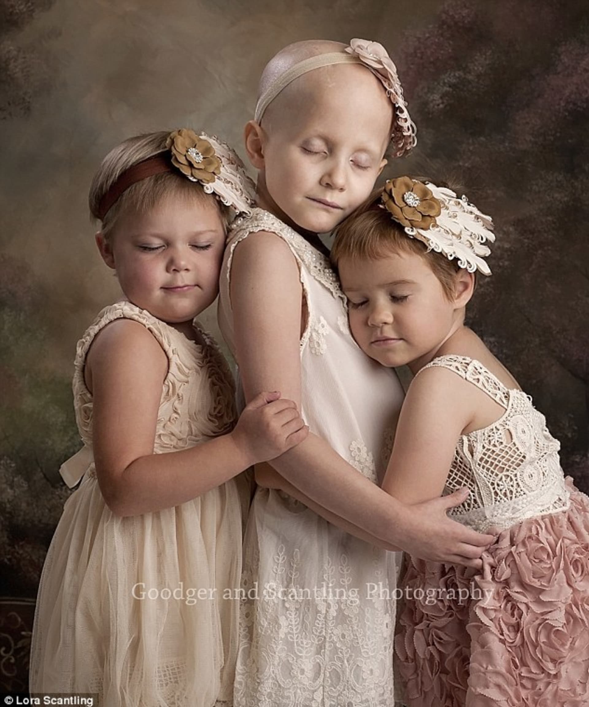 Tato fotka třech andílků obletěla na začátku roku svět. Holčičky bojovaly s rakovinou.