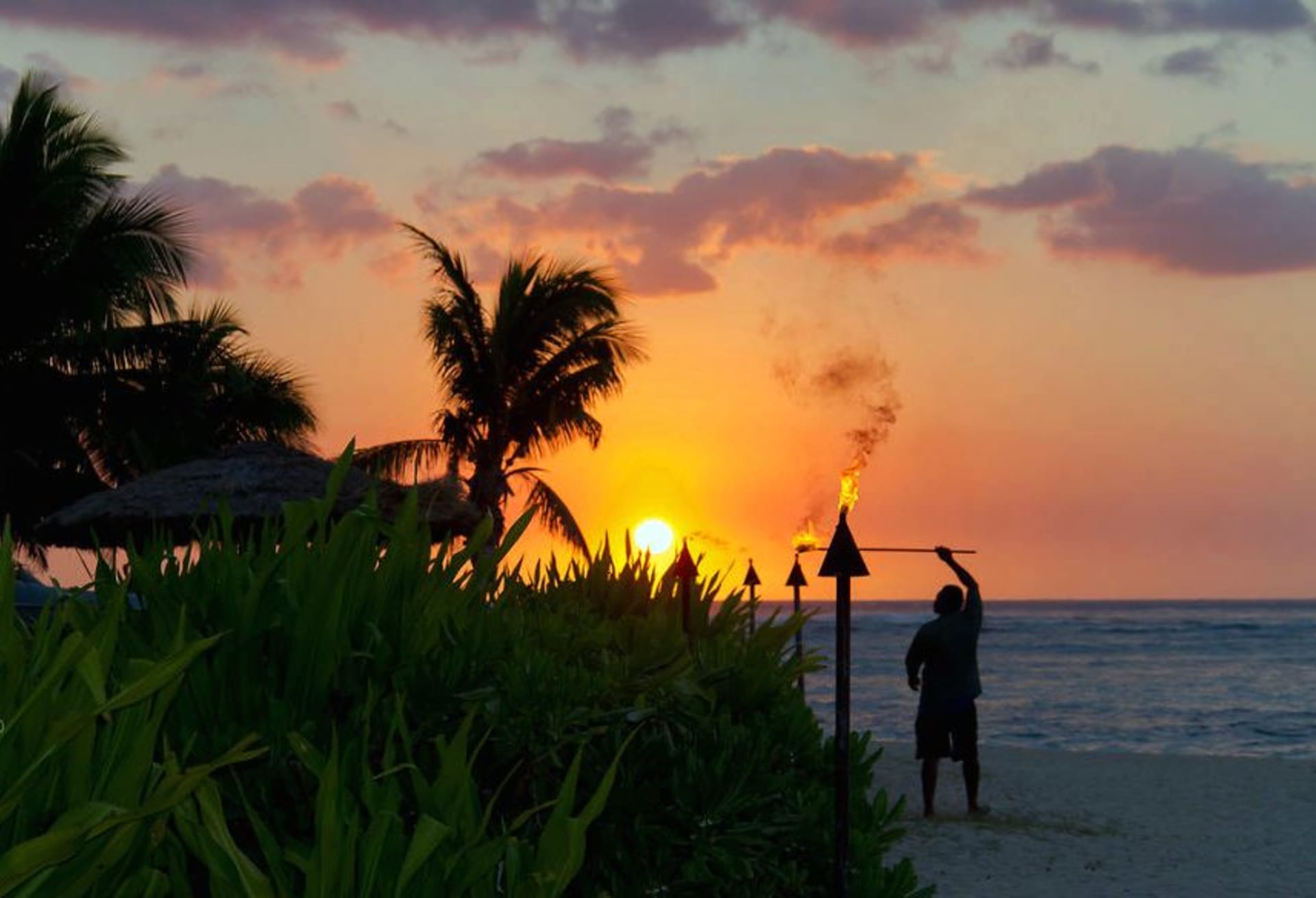 Zapadá slunce, je čas na večerní osvětlení na fidžijských plážích
