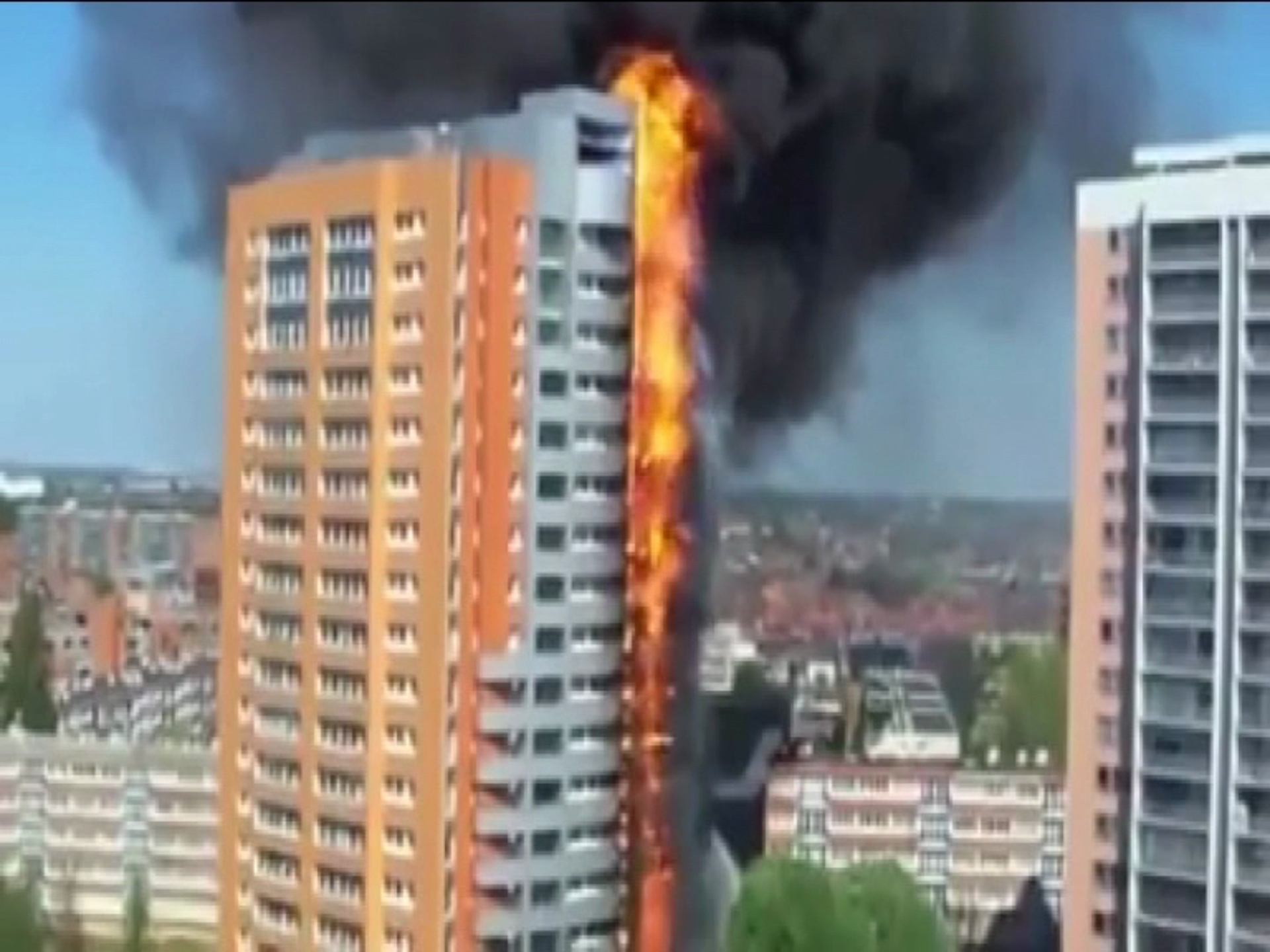 video Divácké zprávy: Tento dům se během několika minut ocitl celý v plamenech díky požáru polysterenového obložení budovy