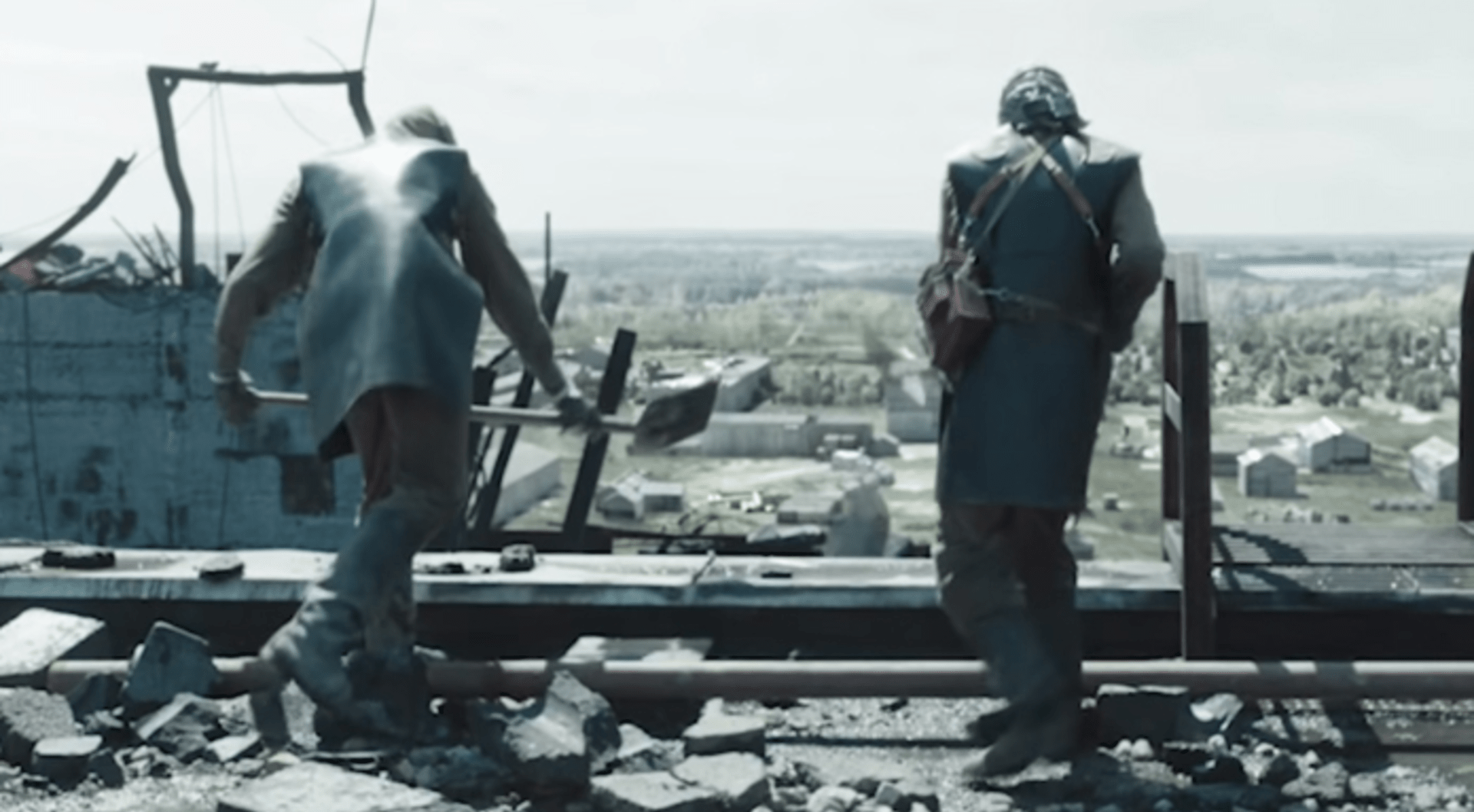 Video srovnávající seriál Černobyl s realitou
