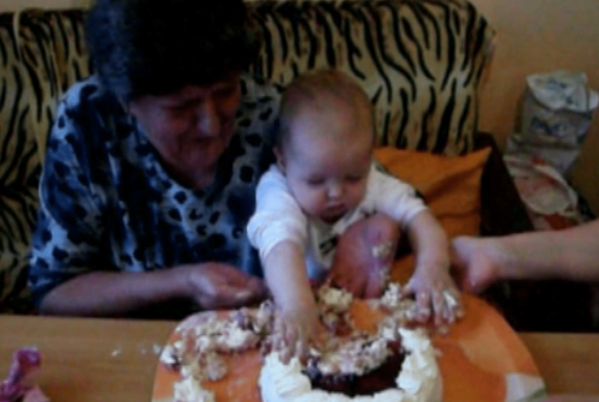 video Divácké zprávy: Batole má z dortu obrovskou radost!