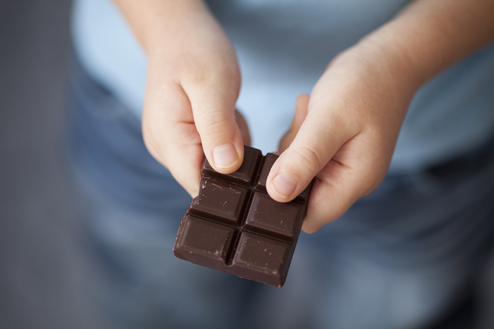 Podezřelý muž nabízel malému chlapci čokoládu.