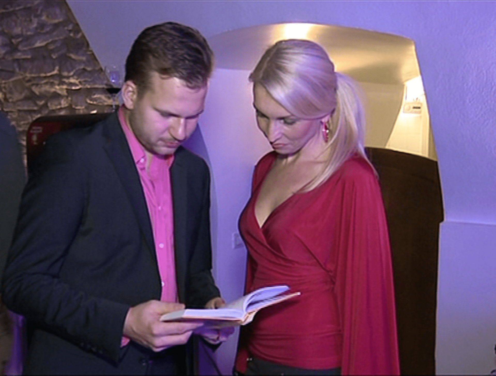Video VIP zprávy: Zpěvák Martin Chodúr a jeho partnerka Ilona čtou nonstop. I na večírku!